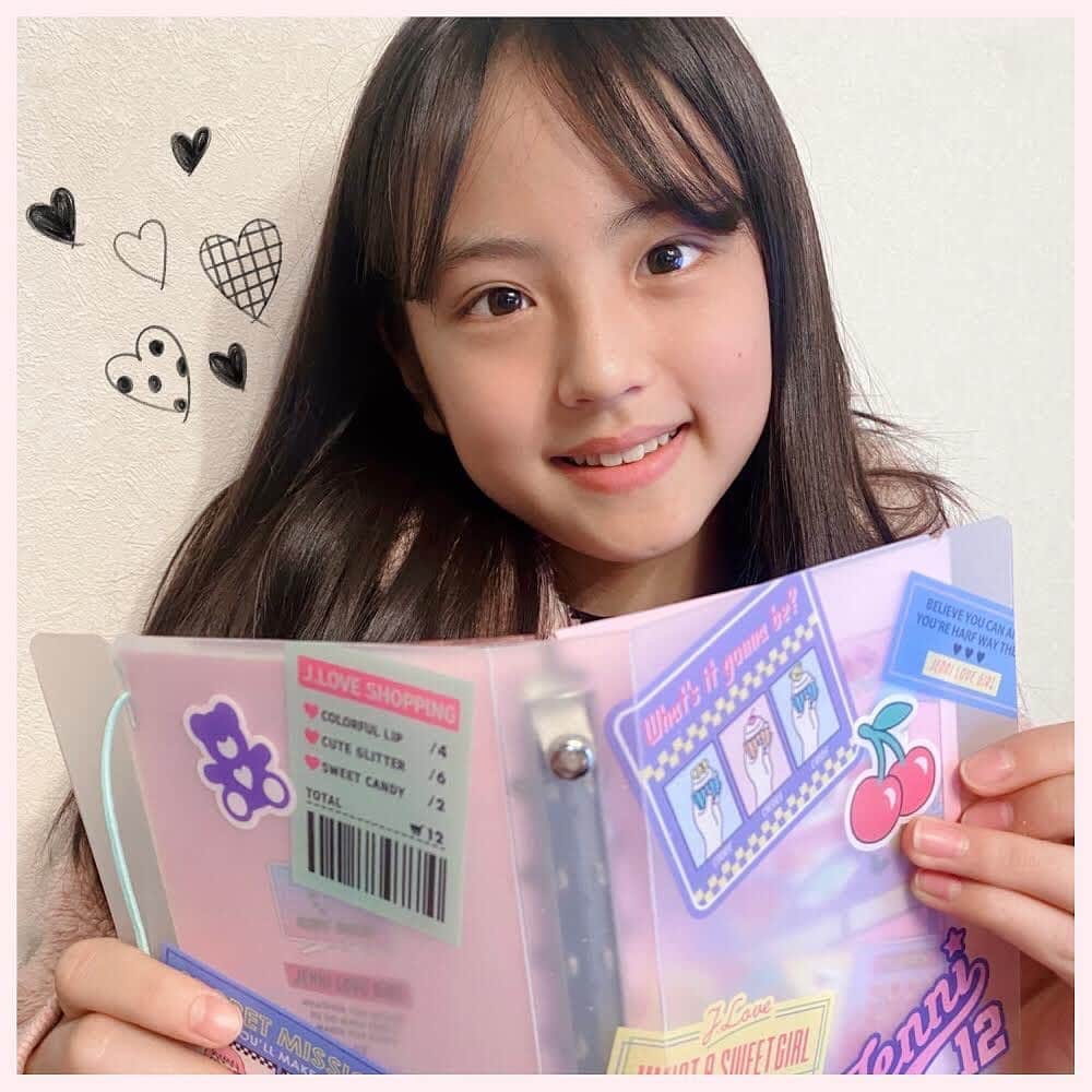 ニコ☆プチのインスタグラム：「プチモのふろくの使い方！今月号から新モも参加するよ🥳   今月号の付録はスケジュール帳！！！ ちょうど今年のスケジュール帳探してたから嬉しい付録♡♡ しかも！外も中もめっちゃ可愛い♡♡ 私は誕生日シールとか貼って使ってます！！ みんなもぜひ使ってね！！！⸜(๑⃙⃘'ᵕ'๑⃙⃘)⸝  #ニコプチ #ニコプチふろく #プチモのふろくの使い方  #ニコプチふろくのある生活  #ジェニィラブ #jennilove #ふろく #竹下優名」