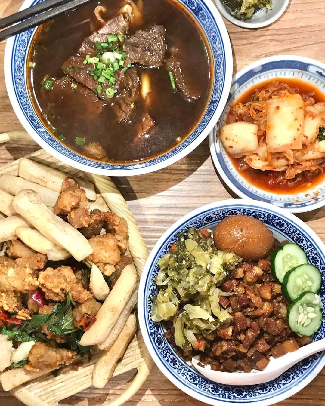 Li Tian の雑貨屋さんのインスタグラム写真 - (Li Tian の雑貨屋Instagram)「Overall pretty decent and tasty Taiwan cuisine @fengfoodsg if u managed to pick the right ones from the menu. Love the hearty braised beef noodles that did not belong to the herbal version found in some places. The 滷肉飯 was anything but the deep dark caramelized bowl that I favour but I guess this is still widely acceptable by most palates, esp with that perky pickles. There’s of course the fried stuff, of which the fried chicken excelled the 甜不辣  • • • #sgeats #singapore #local #delicious #food #igsg #sgig #exploresingapore #eat #sgfoodies #gourmet #yummy #yum #sgfood #foodsg #burpple #beautifulcuisines #bonappetit #instagood  #eatlocal #delicious #sgrestaurant #taiwanfood #滷肉飯 #chinese #noodles #friedchicken」1月12日 13時14分 - dairyandcream