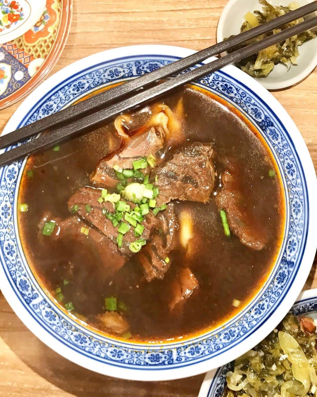 Li Tian の雑貨屋さんのインスタグラム写真 - (Li Tian の雑貨屋Instagram)「Overall pretty decent and tasty Taiwan cuisine @fengfoodsg if u managed to pick the right ones from the menu. Love the hearty braised beef noodles that did not belong to the herbal version found in some places. The 滷肉飯 was anything but the deep dark caramelized bowl that I favour but I guess this is still widely acceptable by most palates, esp with that perky pickles. There’s of course the fried stuff, of which the fried chicken excelled the 甜不辣  • • • #sgeats #singapore #local #delicious #food #igsg #sgig #exploresingapore #eat #sgfoodies #gourmet #yummy #yum #sgfood #foodsg #burpple #beautifulcuisines #bonappetit #instagood  #eatlocal #delicious #sgrestaurant #taiwanfood #滷肉飯 #chinese #noodles #friedchicken」1月12日 13時14分 - dairyandcream