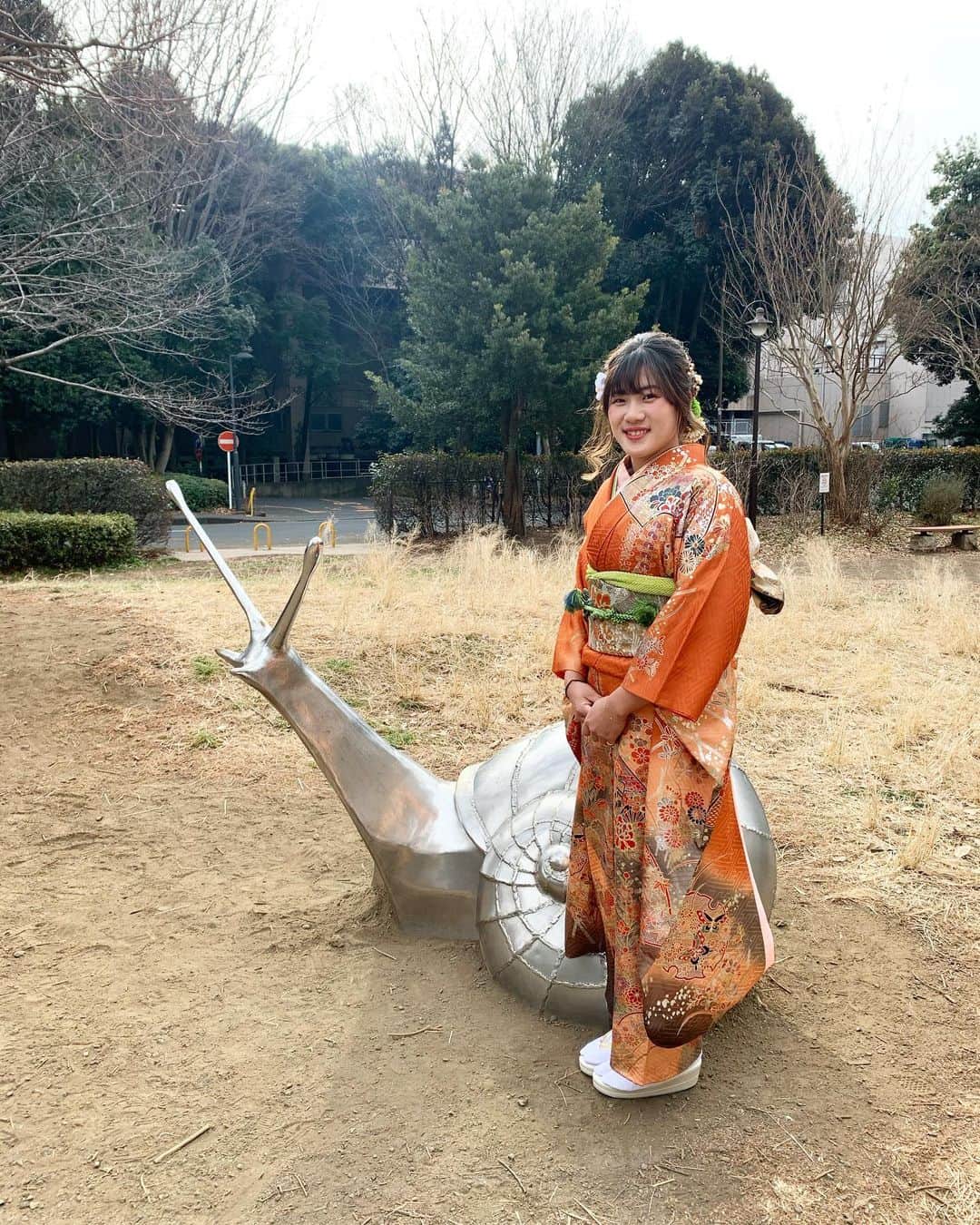 山口すず夏のインスタグラム：「・ 昨日は成人式でした。 20歳まで健康で元気に育ててくれた、家族に感謝したいと思います☺︎ 母が成人式の時に着た振袖を、私も着ることができてとても幸せです。  これからは沢山の恩返しができるように精進します‼︎  中学校のお友達に卒業式ぶりに会えたのですごく嬉しかったです❤︎ 皆んな写真撮ってくれてありがとう〜  #成人式 #新成人 #ハタチ #カタツムリとツーショット #相模原市」