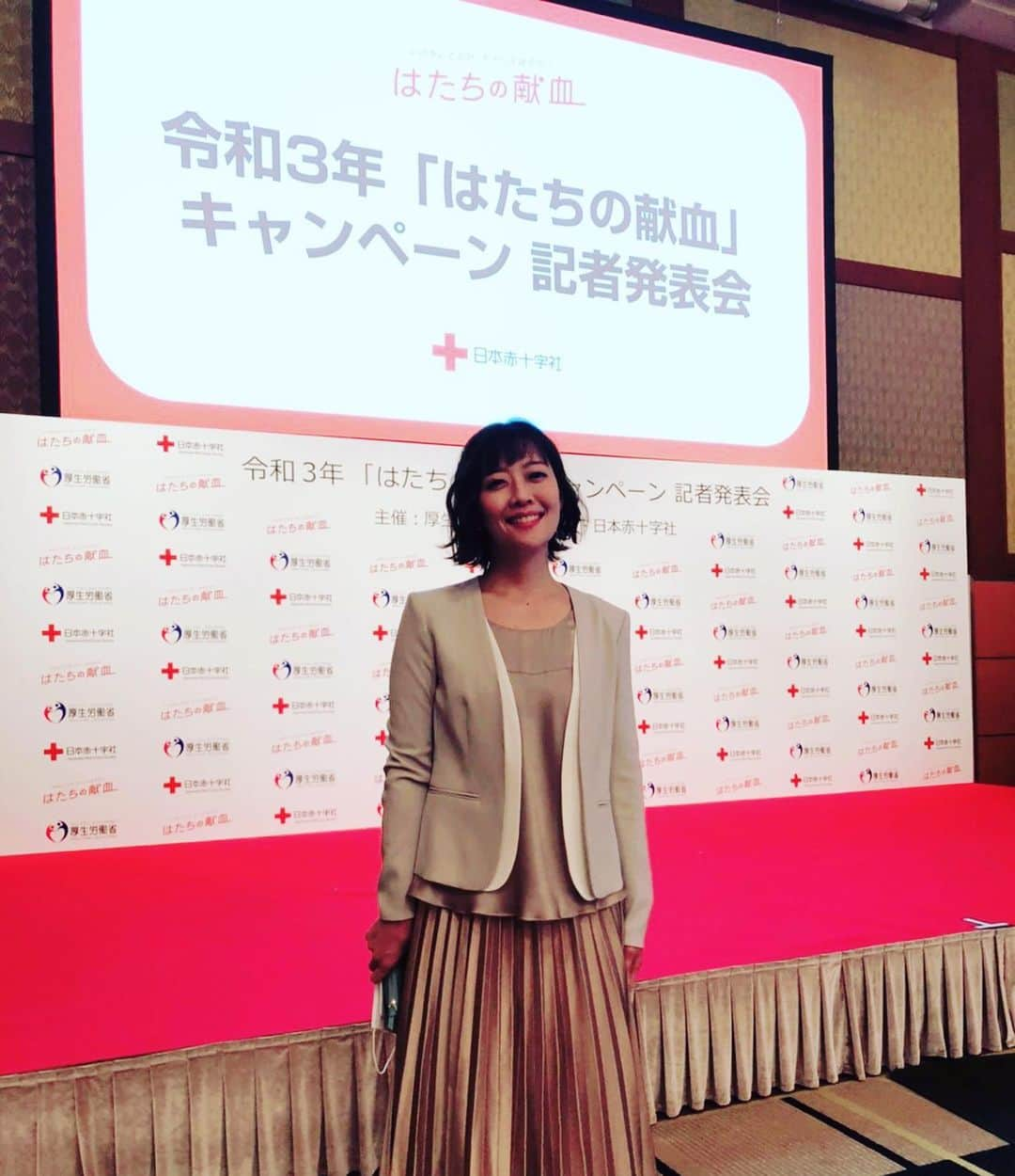 海保知里さんのインスタグラム写真 - (海保知里Instagram)「今朝はお仕事で日本赤十字社の「はたちの献血」キャンペーンイベントでした。そして次の仕事へ。皆様には大変お世話になりました✨ #山之内すず さん　 #ぺこぱ さん #シュウペイ さん　#松陰寺太勇 さん　 #はたちの献血　#海保知里 #写真の瞬間にマスクを外して」1月12日 13時08分 - chisato_kaiho