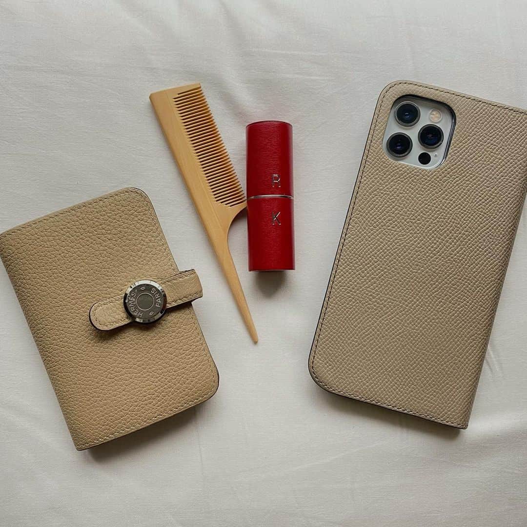 大塚良子のインスタグラム：「My daily essentials. . 日本へ帰国する直前に携帯をiPhone12 proに変え 初めてケースを手帳型に。グレージュとマラカイト 中がちょっと渋めカのコンビ  使ってたiPhoneをAppleへ提供すると$300返金されるっていうサービスを利用したんだけど日本も同じかな。 . . #mydailyessentials #mydaily  #手帳型は自撮りがしにくいけど便利 #財布はもっぱらカードケースを愛用」