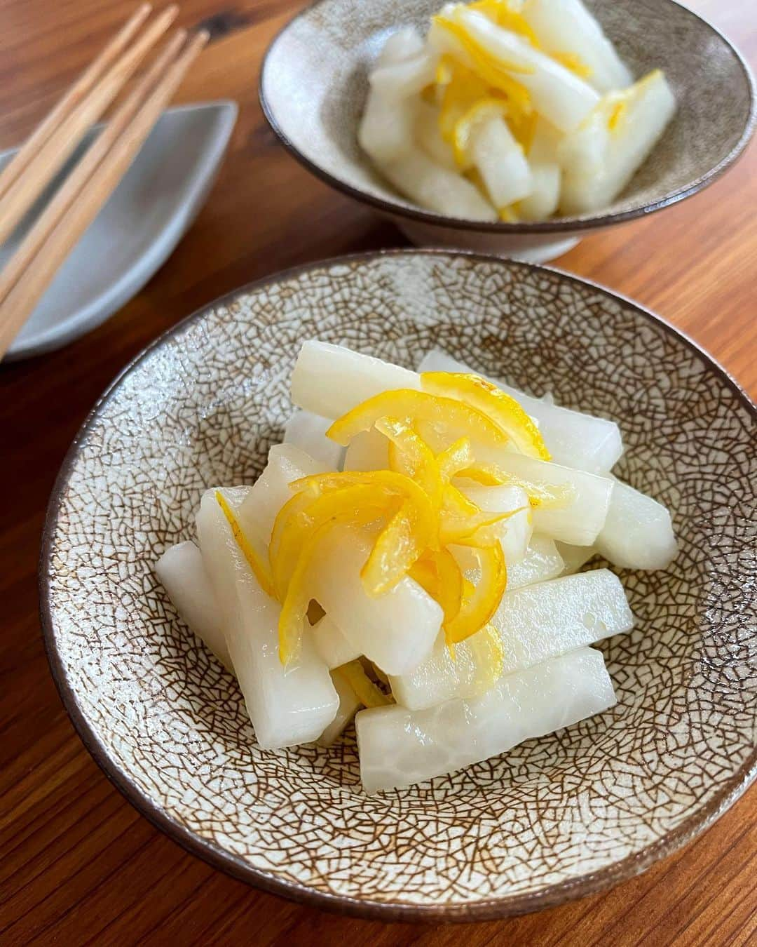 吉野千穂さんのインスタグラム写真 - (吉野千穂Instagram)「千穂飯レシピ🌿 『旬を味わう♪大根のゆず風味漬け』  昨日、無農薬のおいしいゆずをいただいたので さっそく大根と一緒に漬けました☺️ (@marie526 @akio_yanagidani ありがと〜✨)  ゆずの果汁も皮も丸ごと使った 爽やかでさっぱりとした一品です！  🌱大根とゆずの組み合わせは消化促進、食欲増進の効果があるので、食べすぎや胃が疲れているときにもおすすめです。  🌱ゆず ビタミンC、クエン酸が豊富で美容効果、免疫力アップ、疲労回復、食欲増進などが期待できます。  🌱大根 消化酵素を多く含むので胃もたれの解消や消化促進に効果があります。 * * 🌱4人分/10分(漬け込む時間は除く) 🌱難易度★⭐︎⭐︎  🌱材料 大根　1/3本(400g) ゆず　1個(小2個)  塩　小さじ1/2(塩もみ用)  砂糖　大さじ1 塩　小さじ1 酢　大さじ1  ①材料を切る ・大根は皮をむき、長さ4cmで1cm角ほどの拍子切りにする。 ・ゆずはよく洗い、へたから1cmほどを切り落として果汁をしぼる。中に残った果肉や薄皮を取り除き、皮は千切りにする。  ②大根を塩もみする ボウルかポリ袋に大根を入れ、塩もみ用の塩を加えてもみこみ、 5分ほどおく。  ③漬ける ・保存袋に調味料、ゆずの果汁(種は取り除く)を入れて混ぜ、 水気をしぼった大根、ゆずの皮を加えてもみこむ。 ・密閉して冷蔵庫で30分〜2時間おく。  夕飯のあと一品に、晩酌のおつまみに(日本酒、ハイボールが合いそう)、冷蔵庫にあると便利です♪(冷蔵庫で2〜3日保存可能) * * #大根#大根レシピ#ゆず#柚子#ゆず大根#漬物#漬け物#浅漬け#甘酢漬け#簡単レシピ#作り置き#作り置きレシピ#常備菜#千穂飯#管理栄養士ごはん#管理栄養士#吉野千穂#おうちごはん#毎日ごはん#朝ごはん#お昼ごはん#晩ごはん#今日のごはん#おうち居酒屋#おつまみ#おつまみレシピ#フードスタイリスト」1月12日 13時23分 - chiho_yoshino