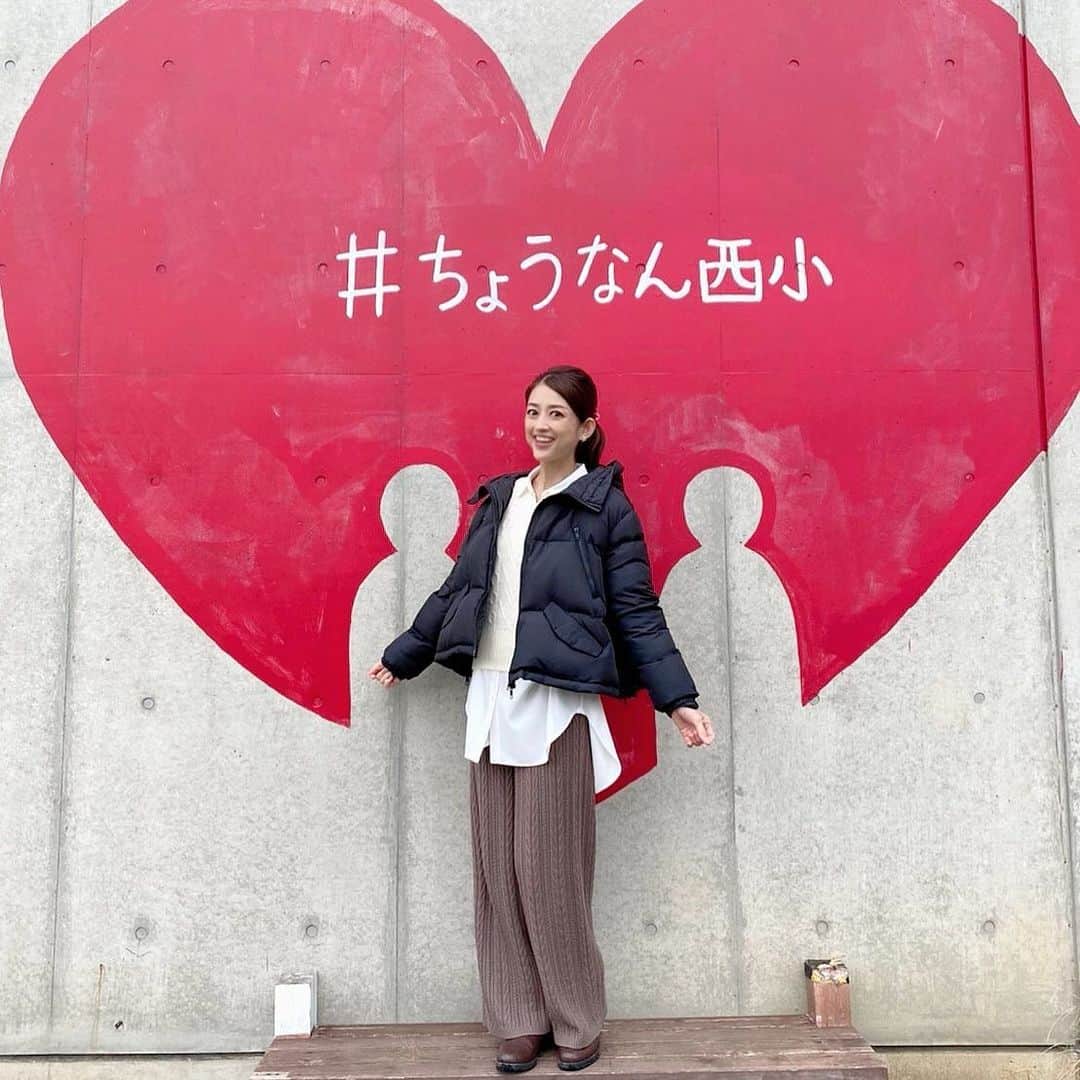 小沢真珠さんのインスタグラム写真 - (小沢真珠Instagram)「今夜20時〜NHKで「世界は教科書でできている」がOAです。わたしはまたVTRの知色家のお母さん役で出演させて頂きました。是非ごらんください。  #世界は教科書でできている  #nhk #知色家 #お母さん役 #写真はロケで行った小学校 #ちょうなん西小  #衣装はカジュアル #なんだか新鮮w」1月12日 13時15分 - maju_ozawa