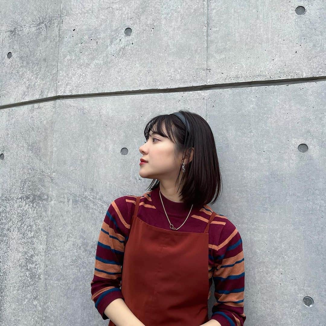 のインスタグラム：「後ろ髪のばしてるんだけどさ 最近外ハネにくるってするか 全部まとめちゃうかの 2パターンばかりなのね。 久しぶりにストレートにしてみたら 髪の毛伸びててびっくり👀 ちょっと前までショートだったのに なんならもうすぐミディアムじゃん？！ わお…。はやい。 月日が経つのが早いのか私の髪が伸びるのが早いのか…。  みなさん女性の髪型何派ですか？👀🤍  #カチューシャアレンジ #カチューシャコーデ #サロペットコーデ #オールインワンコーデ #ストレートヘア #ビジョビ #横顔 #makeup#portrait#port#make#hair#model#giri#ootn #selfie #좋아요반사#팔로우미#맞팔#셀스타그램」