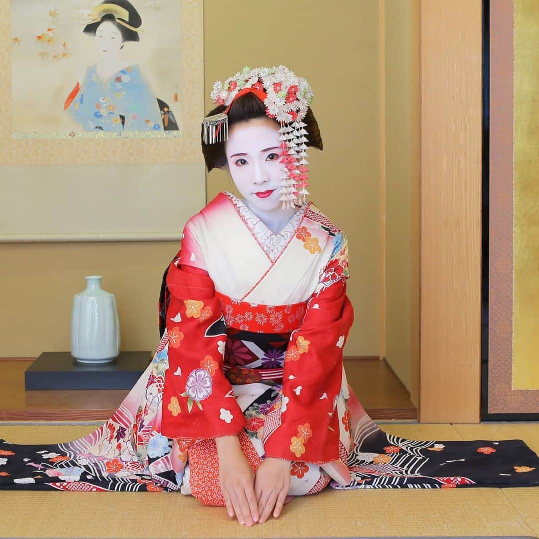 ビーム先生のインスタグラム：「いらっしゃいませ❤ おもてなしびーむ🌟 สวัสดีค่ะเชิญค่ะ 🍣🇯🇵 ไมโกะบีม จะให้ความบันเทิงแก่ทุกท่านเองค่ะ🥰  #influencer #blogger #youtuber #thai #thaigirl #japan #日本　#タイ　#インフルエンサー　#ブロガー　#ユーチューバー　#外国人　#訪日外国人　#タイ人　#タイ語　#บล็อกเกอร์ #ยูทูปเบอร์ #ไทย #ญี่ปุ่น #ภาษาญี่ปุ่น #ไมโกะ #เกอิชา #舞妓 #京都」