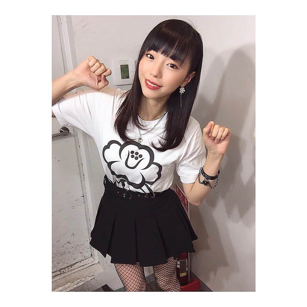 波妃美咲のインスタグラム：「どんなポーズだろう？ 咄嗟に決めたポーズ！笑  #アイドル #グラビア #ライブ #渋谷DESEO #SeedS #SeedSPISTIL #ロックアイドル #網タイツ #黒髪 #前髪ぱっつん」