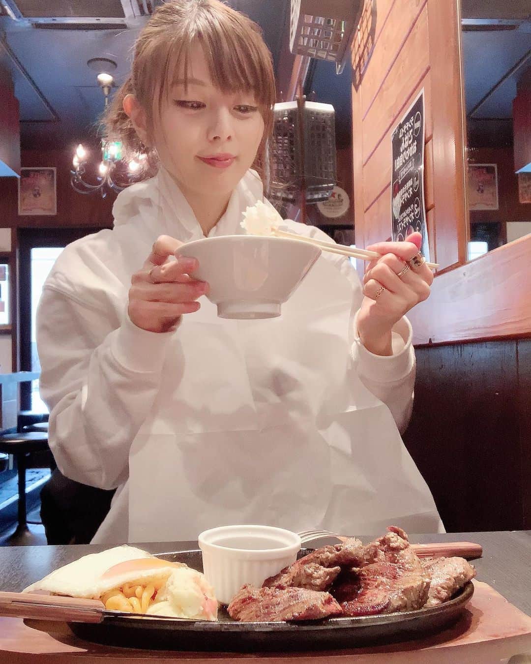 satomiさんのインスタグラム写真 - (satomiInstagram)「🥩🥩(@nikutokome_hajime )🥩🥩 トレーニング前の腹ごしらえ！肉と米とハジメ🍖レアステーキ300g！ .  ランチはライスおかわり自由♪ お肉も柔らかくて美味しかった〜🥺💕💕 ハンバーグも人気だから今度はハンバーグも食べに行こ！ . . ✼••┈┈┈┈┈┈┈┈┈┈┈┈┈┈┈┈••✼ 🌟先着プレゼント🎁 ✅私のフォロワーさん ✅この投稿にいいねくれた方 ✅必ず来店できる方 ・ 購入したお肉が同じ料金で倍になる 「肉倍ハジメパスポート」をクーポンを 2名様にプレゼントします🎁 . ほしい方は【希望します】だけコメントください 📝DMは不可です‼️ ✼••┈┈┈┈┈┈┈┈┈┈┈┈┈┈┈┈••✼ . . #肉と米ハジメ #ギフトゥユー #プレゼント企画 #秋葉原グルメ #ステーキ #🥩 #末広町グルメ #steak #秋葉原ランチ  #肉好きな人と繋がりたい #ハジメレアステーキ #ハンバーグ　も人気 #さとみのグルメ記録 #メイドカフェ #たい焼き　も食べて帰りました #トレーニング飯 #タンパク質　摂取 #肉食女子 #肉の日　は特にお得意」1月12日 13時21分 - saatoomii47