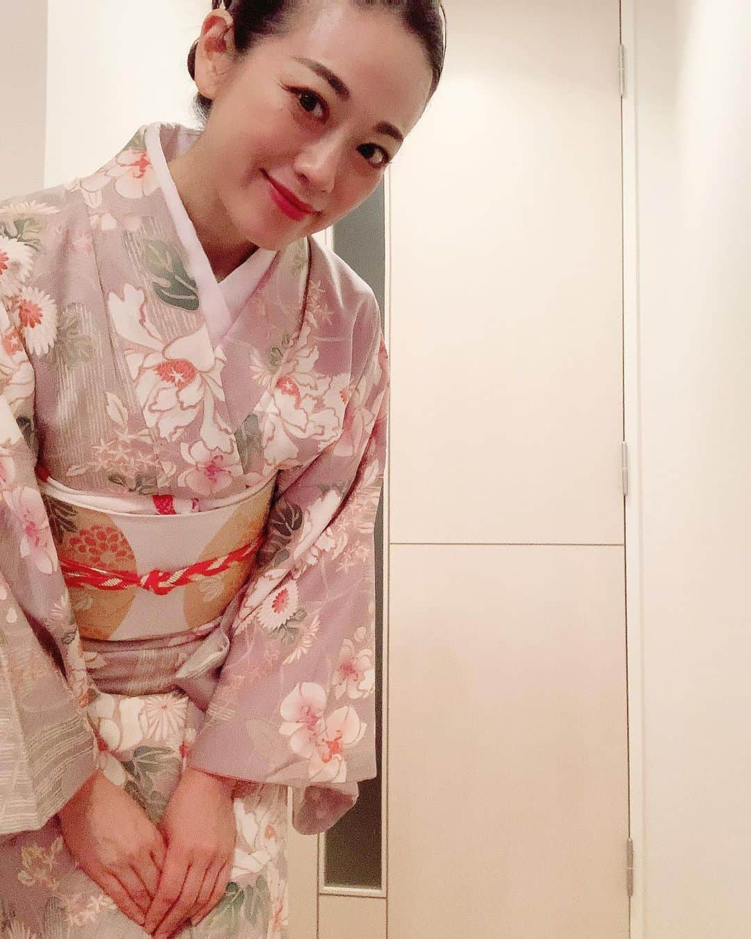 沢瀉美緒さんのインスタグラム写真 - (沢瀉美緒Instagram)「※ The day I wore a kimono✨ . 大体いつもこの時期はお稽古はじめですが 今年はコロナの影響もあり中止に… . すごくいいタイミングの勇気ある ご決断だったように思います🍃 . 今年はのお茶会の開催もあるといいのですが なかなかそうも行かなさそうですよね😢 . 新年らしく赤をポイントに小紋を着た日✨ . . #kimonomio #kimono #japanesetraditional #着物 #和装 #和服 #みんなで美しいキモノ」1月12日 13時27分 - mio_omodaka