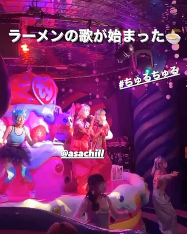 のインスタグラム：「ちょっと時間経ってしまいましたが先日の「原宿新年会」 まずは来ていただいた皆様ありがとうございました♡ そして共演していただいた皆さまにも感謝です。 ずっとこの場所でやりたいなって思っていたし、最高な皆さまと最高な音楽とカワイイ空間でカワイイファッション‥♡ 時間を共にできてありがとうでいっぱいです。  夢の国が終わるカウントダウンはせまっています。夢から覚めたら、一つ失ったら　また新しい事をやれるんだ。と前向きに。 それまでは自分が今やれることをやりきって、まっとうして　終わりを迎えたいと思っています。  書きたい思いと言葉が山のようにあるのだけど‥。ひとまずお礼を申し上げます。」