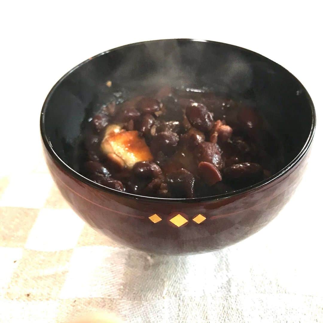 のインスタグラム：「三日前のおうちカフェ🥧 黒豆の残りでぜんざいを作りました♪♪♪ お砂糖は使わず、アガベシロップで作りましたので甘さ控えめ、糖分過剰摂取は免れていると思います😁 ネイリストの@ru.na.ha ちゃん新年初ネイルをしてもらったので、ネイル終わって2人でお喋りしながら頂きました❣️ 器は仲良しさんから頂いた漆器で、ご実家が平泉の漆器を作っていらっしゃるお家です 大切に使わせて頂いております 🥰✨✨  #黒豆ぜんざい #おうちカフェ  #漆器」