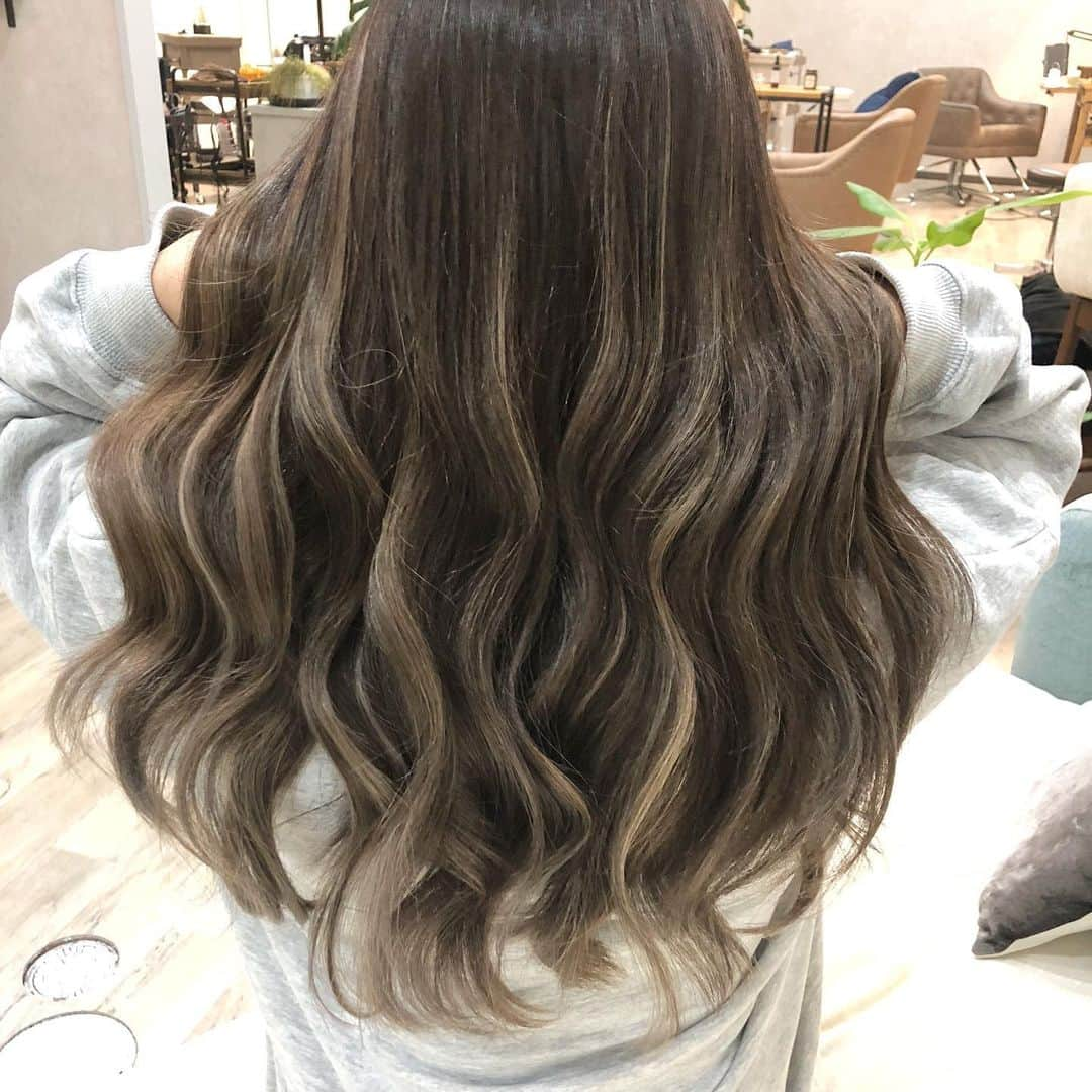 【高砂・美容師】平岡歩 ヘアアレンジ hairarrangeさんのインスタグラム写真 - (【高砂・美容師】平岡歩 ヘアアレンジ hairarrangeInstagram)「【ロングかボブか❤️ハイライトカラー✨】﻿  ・﻿ ロングの時にハイライト入れて、 一月後にボブにカット✨ ロングでもボブでも可愛い❤️ ・ 巻き髪でもストレートでも、くくってもアレンジしても可愛い♪勝手におしゃれになるハイライトを目指してます✨  平岡完全オリジナルのハイライトの入れ方で、コントラストがしっかりでる、でもカジュアルなハイライトの入れ方になってます✨  技術は楽しく深〜くこだわって行っております、絶対に髪を大切に扱い、全力で綺麗にさせて頂きます✨ ・  ハイライトは元々全体の髪にブリーチをしなくても良いので、フルブリーチするよりはダメージが少ないです🙆‍♀️﻿ 更に、僕はブリーチを5種使い分けて、その人の髪にあったブリーチ選定をして﻿ Wケアブリーチの効果でダメージした感じはほぼ感じさないハイライトを行なってます✨﻿ ﻿ スワイプして見てみて下さい♪﻿ ハイライトの情報も沢山載せています❗️﻿ ﻿ 画像や動画は保存して後から見返してにお使い下さい♪ ＿＿＿＿＿＿＿＿＿＿＿＿＿＿＿＿＿＿＿＿＿＿＿﻿  ﻿ ウールーでは髪を綺麗するだけではなく、シンプルに来てくれた人を幸せにしたい☺️  僕の想いは、お客様にとってWooluuwに来る事が、旅行に行く事と同等くらいの位置付けでありたいと思っています。 僕自身、旅行に行く事が凄く好きで、旅行いくぞー！ってなって、予約して、  その日まで後1ヶ月、 あと1週間 あと3日 あと1日！  って、その日が来るまでワクワク楽しみで、なんかいつもよりテンションも高くいれて、そんな気持ちをWooluuwに行く前からも感じてもらえたら、皆様が幸せでいてもらえるんじゃないかと思い、日頃から技術を磨いたり、アイデアを振り絞って頭を使ってみたりしています☺️   もちろん御来店頂いた当日も至福の時間を過ごしていただき、また次回の御来店までの活力を髪に想いを込めて送り出させていただきたいと思っています☺️  ウールーのテーマでもある、 【写真に残しておきたくなるような空間】が旅行とか楽しいこととリンクしていれば嬉しいです✨ ＿＿＿＿＿＿＿＿＿＿＿＿＿＿＿＿＿＿＿＿＿＿＿﻿ ﻿ 【共に頑張る美容師さん】﻿ 【自分に合うカラーをお探しの方】﻿ 【自分に合うカットデザインをお探しの方】﻿ 【ヘアアレンジがしたい方】﻿ ﻿ の方々向けに毎日更新しています✨﻿ フォローして応援して頂ければ嬉しい限りです😆﻿ ﻿ ⬇︎⬇︎⬇︎⬇︎⬇︎⬇︎⬇︎⬇︎⬇︎⬇︎⬇︎⬇︎⬇︎⬇︎⬇︎⬇︎⬇︎⬇︎﻿ 《@ayumi_hiraoka》﻿ ＿＿＿＿＿＿＿＿＿＿＿＿＿＿＿＿＿＿＿＿＿＿＿﻿ @wooluuw 代表　﻿ 平岡歩﻿ ﻿ ウールーは﻿ ・キッズルーム完備﻿ ・FREE Wi-Fi﻿ ・日替わりデザートサービス🍰﻿ ・豊富なドリンクサービス🥤﻿ ・オリジナルシャンプー﻿ など、ウールーでしか体験できない﻿ 想い出に残る仕掛けが沢山あります✨﻿ ﻿ ただ髪を綺麗に整えるだけでなく﻿ 私達が輝かせたいのはあなたの心です☺️ ﻿ ﻿ 【お店情報】﻿ 営業時間　10時〜20時ぐらい﻿ 料金表　インスタグラム　ハイライトに記載﻿ 住所　兵庫県姫路市二階町﻿ ﻿ 【ご予約方法】﻿ ご予約時にLINE @にて﻿ ・料金の事前提示﻿ ・所要時間の事前提示﻿ ・このカラーはどのメニュー選べばいい？﻿ などお気軽にご相談下さい🙇‍♂️ ご予約はこちらのLINEからお願いします♪﻿ LINE ID 【@ekm1861m】﻿ LINEのID検索より検索してください﻿ 最初の＠マークを忘れずに入れて下さい。﻿ ご質問などはコメントにお願い致します！ ・﻿ ﻿#ハイライト　#ハイライトカラー　#ハイライトグレージュ  #ハイライトヘア  #ハイライト動画  #ブリーチカラー #ブリーチ1回 #ブリーチあり #ケアブリーチ #ケアブリーチハイライト #ケアブリーチカラー #ミルクティーベージュ #ミルクティーグレージュ #アッシュベージュ #ハイライトベージュ #アッシュブラウン #外国人風ヘア #外国人風カラー  #姫路美容室 #姫路美容室ウールー #兵庫県美容室 #姫路美容師 #姫路美容師平岡歩 #姫路駅前 #姫路 #高砂 #加古川　　　#姫路美容院 #髪質改善 #髪質改善トリートメント」1月12日 13時33分 - ayumi_hiraoka