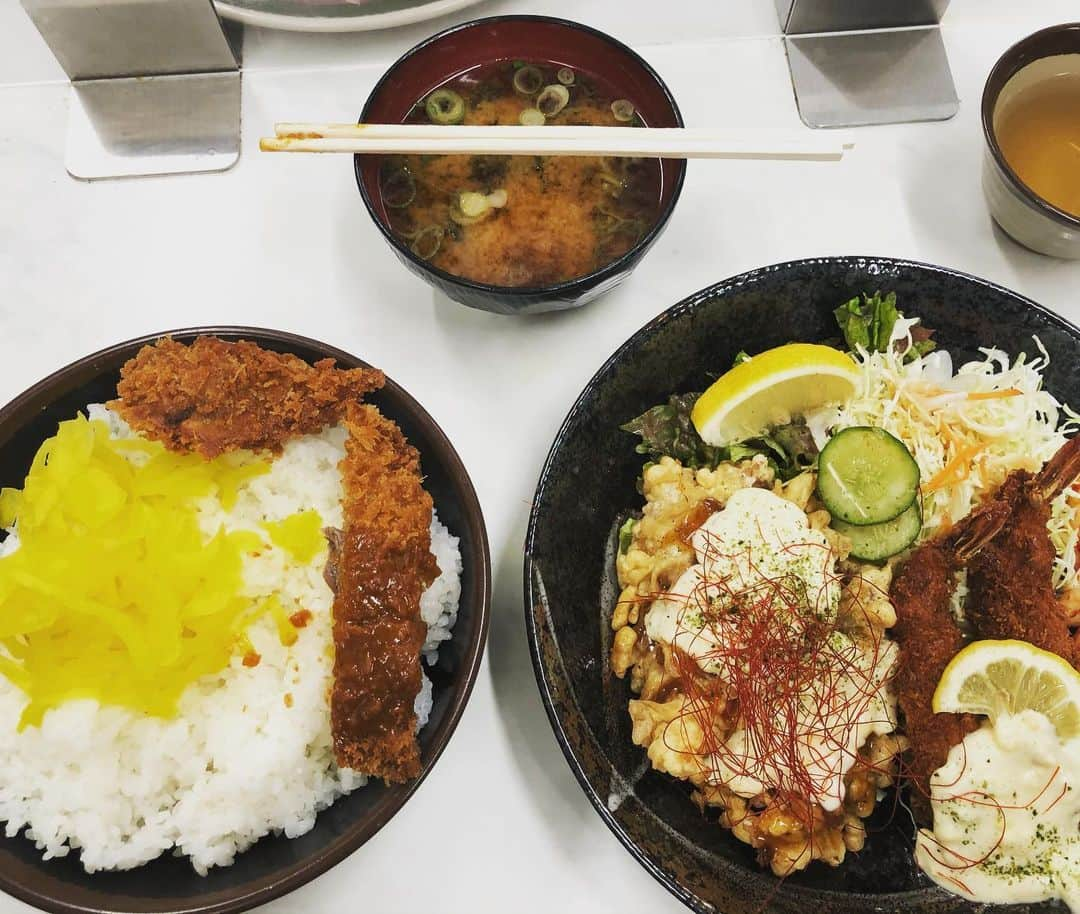 兵動大樹さんのインスタグラム写真 - (兵動大樹Instagram)「今日のお昼ご飯。 暴れたわ！ やってもうた。 昨日の夜も牛丼とどん兵衛。 昨日も暴れたわ！ ちょっと控えな。 #牛カツ #エビフライ #チキン南蛮 #ご飯大盛り #全部素敵な言葉」1月12日 13時34分 - daiki.hyodo