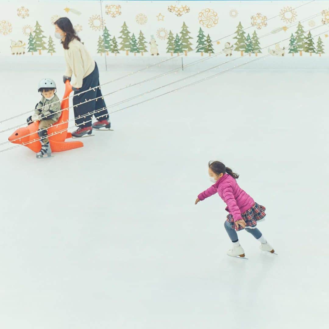 二子玉川ライズさんのインスタグラム写真 - (二子玉川ライズInstagram)「﻿ ﻿ いつもの帰り道にふらっと立ち寄れる気軽さが魅力の二子玉川ライズ・ショッピングセンターのスケートガーデン。﻿ ﻿ お買い物終わりやお散歩のついでなど、ちょっとした時間にアイススケート。﻿ 何気ない生活の中で、楽しい冬の思い出が生まれそう。﻿ ﻿ フィギュアスケート選手顔負けの素敵な滑りの女の子に憧れて、わたしたちも挑戦。﻿ 補助道具があったり当日アドバイスも受けられるみたいだから、楽しく滑れるようになりそう。﻿ ﻿ ﻿ 一人で立てるようになった姿にほっこり。﻿ 週末には、全日本選手権を8連覇している渡部絵美さんの特別レッスンもあるみたいだから、チェックしてみようかな。﻿ ﻿ ﻿ ＝＝＝＝＝＝＝＝＝＝＝＝＝＝＝＝＝＝＝＝＝＝﻿ ⛄️二子玉川ライズ スケートガーデン2020❄﻿ ﻿ 二子玉川ライズ冬の風物詩、本物の氷を体験できるスケートリンクが今年も中央広場に登場！﻿ ﻿ 初心者や上級者、未就学のお子様まで楽しめるアクティビティをご用意しております。﻿ ﻿ 期間：〜2月28日（日）まで﻿ 時間：11:00〜19:00﻿ ▼詳しくはプロフィール欄のリンクをご覧ください！﻿ @rise_shopping_center﻿ ﻿ ※マスク･手袋の着用が必須となります。﻿ ※混雑時には入場制限を行う場合があります。﻿ ﻿ ＝＝＝＝＝＝＝＝＝＝＝＝＝＝＝＝＝＝＝＝＝＝﻿ ﻿ ﻿ ﻿ ﻿ ーーーーーーーーーーーーーーーーーーーーーー﻿ 二子玉川ライズ・ショッピングセンター﻿ ﻿ 【短縮営業中】﻿ ﻿ ・ショップ＆サービス﻿ １０：００～２０：００﻿ ﻿ ・レストラン＆カフェ　﻿ １１：００～２0：００﻿ ﻿ ・東急フードショー　﻿ １０：００～２０：００﻿ ﻿ ・東急ストア﻿ １０：００～２4：００﻿ ﻿ ▼その他詳しい営業時間はプロフィールよりHPをご覧くださいませ。﻿ @rise_shopping_center﻿ ーーーーーーーーーーーーーーーーーーーーーー﻿ ﻿ ﻿ #二子玉川ライズ#二子玉川#にこたま#二子玉#futakotamagawa﻿ ﻿ #アイススケート#スケートリンク#スケート#スケートガーデン#習い事#フィギュアスケート#親子で#家族で#冬の楽しみ#暮らしを楽しむ#日常#日々の暮らし#散歩#散歩コース#毎日のこと#シンプルな暮らし#シンプルライフ#お写んぽ#お散歩好き#日々のこと#冬のスポーツ#冬を楽しむ#冬の過ごし方#iceskate#skatergirl」1月12日 13時37分 - rise_shopping_center