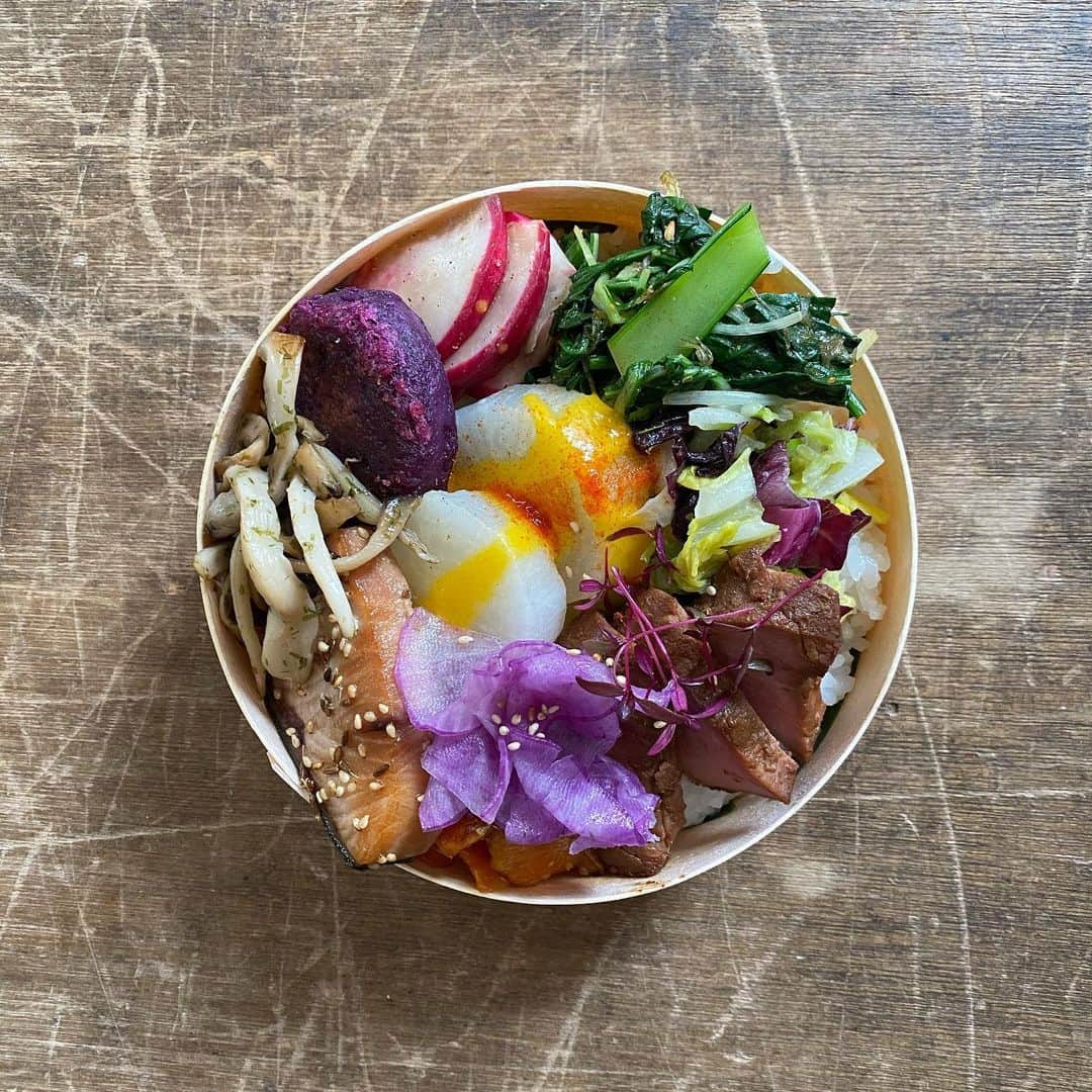 MOMOEのインスタグラム：「お弁当  大変遅ればせながら 本日お弁当初め  今年もたくさんの方に喜んでいただけるよう 精進していきたいと思います ワクワクしたい  本年も何卒宜しくお願いいたします  #diary #bento #organic #momoe  #momoegohan」