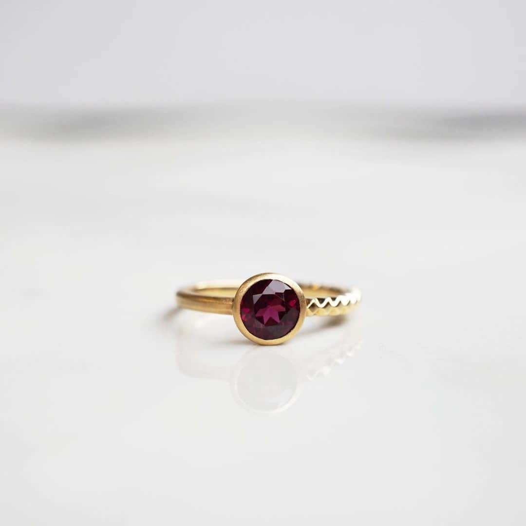 Shelby / Aki Hiroseさんのインスタグラム写真 - (Shelby / Aki HiroseInstagram)「【One n' Only】  18karat Yellow Rhodolite Garnet  ラウンドカットのロードライトガーネットのリングです。  主張しすぎないこの絶妙なカラーは、あまり赤系のジュエリーを着けない方にも取り入れやすいかと。  ベージュやグレーなどのお洋服に合わせてもキリッとしまって素敵にコーディネイトいただけます✨  Online Shopにも掲載してます。  ーーーーーーーーーーーーーーーーーーーーーー Limited Shop以外にも中目黒のatelier officeにて予約制ではございますがご覧いただけます。ぜひお気軽にご連絡ください。（ご予約先 info@shelby8.com） ご遠方の方にはonline shopでご覧いただけるよう充実させてまいります。  【Online Shop】ーーーーーーーーーーーーーー www.shelby8.com Brand Profile Page からも Linkできます。 ーーーーーーーーーーーーーーーーーーーーーー 【Contact Us 】info@shelby8.com ーーーーーーーーーーーーーーーーーーーーーー」1月12日 13時49分 - shelby.aki