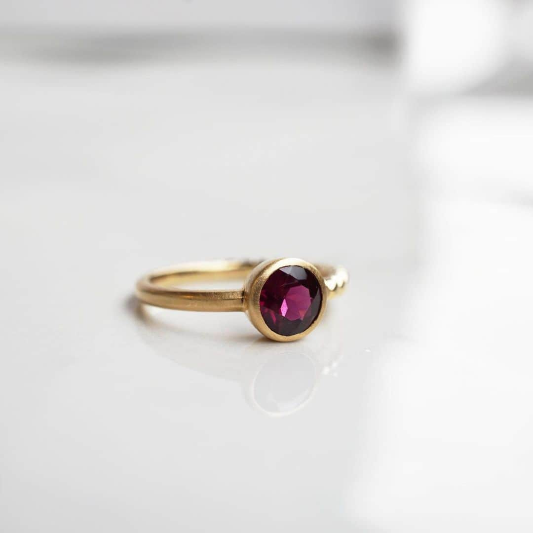 Shelby / Aki Hiroseさんのインスタグラム写真 - (Shelby / Aki HiroseInstagram)「【One n' Only】  18karat Yellow Rhodolite Garnet  ラウンドカットのロードライトガーネットのリングです。  主張しすぎないこの絶妙なカラーは、あまり赤系のジュエリーを着けない方にも取り入れやすいかと。  ベージュやグレーなどのお洋服に合わせてもキリッとしまって素敵にコーディネイトいただけます✨  Online Shopにも掲載してます。  ーーーーーーーーーーーーーーーーーーーーーー Limited Shop以外にも中目黒のatelier officeにて予約制ではございますがご覧いただけます。ぜひお気軽にご連絡ください。（ご予約先 info@shelby8.com） ご遠方の方にはonline shopでご覧いただけるよう充実させてまいります。  【Online Shop】ーーーーーーーーーーーーーー www.shelby8.com Brand Profile Page からも Linkできます。 ーーーーーーーーーーーーーーーーーーーーーー 【Contact Us 】info@shelby8.com ーーーーーーーーーーーーーーーーーーーーーー」1月12日 13時49分 - shelby.aki