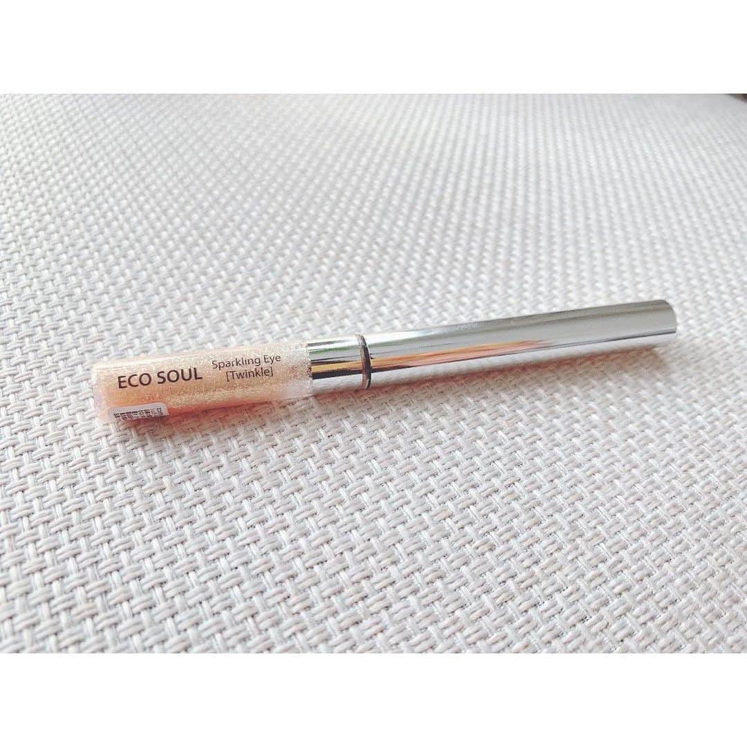 長谷川かすみさんのインスタグラム写真 - (長谷川かすみInstagram)「最近購入したコスメの中で気に入ってるものを紹介💕  ＊CNPクッションファンデ 地肌が綺麗になったと錯覚するほどツヤ肌になります！！ クッションファンデは、よれるイメージだったけど、こちらは平気です🙆‍♀️ CNPの美容液の成分も配合されているので肌にも良いとお姉さんは言ってました🤲  ＊G9skinホイッピングクリーム ふわふわのクリームをつけるとトーンが上がって明るく見えます。 つけ心地もベタベタした感じもせず良い感じ。 首にも塗ってます🙋‍♀️  ＊THE SAEM エコソウルスパークリングアイ ラメがしっかりしているものが欲しくて購入。ラメのサイズが大きすぎず小さすぎずで気に入っています！ 目の下に載せるとウルウル🥺になる…気がします！  アプリで撮った写真じゃ肌の感じ分からないと思うから、最後にインカメ通常カメラの写真載せておきます。  #韓国コスメ #オススメ韓国コスメ #cnp #cnplaboratory #クッションファンデ #g9skin #ホイッピングクリーム #美白下地 #thesaem #エコソウルスパークリングアイ #涙袋メイク」1月12日 13時42分 - hasegawa_kasumi