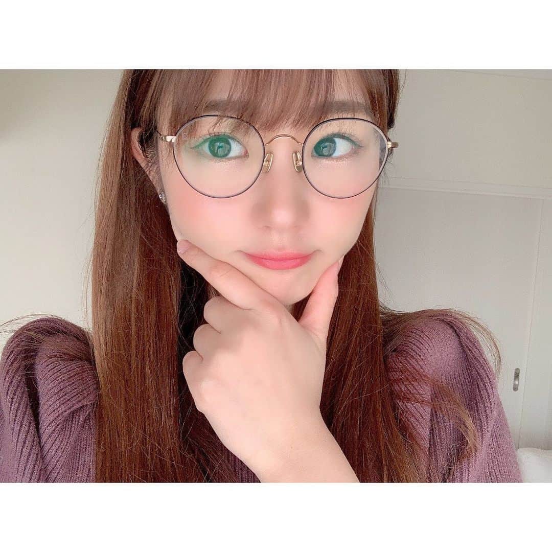 長谷川かすみさんのインスタグラム写真 - (長谷川かすみInstagram)「最近購入したコスメの中で気に入ってるものを紹介💕  ＊CNPクッションファンデ 地肌が綺麗になったと錯覚するほどツヤ肌になります！！ クッションファンデは、よれるイメージだったけど、こちらは平気です🙆‍♀️ CNPの美容液の成分も配合されているので肌にも良いとお姉さんは言ってました🤲  ＊G9skinホイッピングクリーム ふわふわのクリームをつけるとトーンが上がって明るく見えます。 つけ心地もベタベタした感じもせず良い感じ。 首にも塗ってます🙋‍♀️  ＊THE SAEM エコソウルスパークリングアイ ラメがしっかりしているものが欲しくて購入。ラメのサイズが大きすぎず小さすぎずで気に入っています！ 目の下に載せるとウルウル🥺になる…気がします！  アプリで撮った写真じゃ肌の感じ分からないと思うから、最後にインカメ通常カメラの写真載せておきます。  #韓国コスメ #オススメ韓国コスメ #cnp #cnplaboratory #クッションファンデ #g9skin #ホイッピングクリーム #美白下地 #thesaem #エコソウルスパークリングアイ #涙袋メイク」1月12日 13時42分 - hasegawa_kasumi