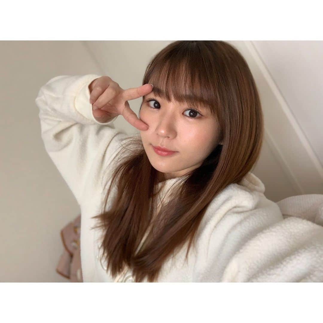 長谷川かすみさんのインスタグラム写真 - (長谷川かすみInstagram)「最近購入したコスメの中で気に入ってるものを紹介💕  ＊CNPクッションファンデ 地肌が綺麗になったと錯覚するほどツヤ肌になります！！ クッションファンデは、よれるイメージだったけど、こちらは平気です🙆‍♀️ CNPの美容液の成分も配合されているので肌にも良いとお姉さんは言ってました🤲  ＊G9skinホイッピングクリーム ふわふわのクリームをつけるとトーンが上がって明るく見えます。 つけ心地もベタベタした感じもせず良い感じ。 首にも塗ってます🙋‍♀️  ＊THE SAEM エコソウルスパークリングアイ ラメがしっかりしているものが欲しくて購入。ラメのサイズが大きすぎず小さすぎずで気に入っています！ 目の下に載せるとウルウル🥺になる…気がします！  アプリで撮った写真じゃ肌の感じ分からないと思うから、最後にインカメ通常カメラの写真載せておきます。  #韓国コスメ #オススメ韓国コスメ #cnp #cnplaboratory #クッションファンデ #g9skin #ホイッピングクリーム #美白下地 #thesaem #エコソウルスパークリングアイ #涙袋メイク」1月12日 13時42分 - hasegawa_kasumi