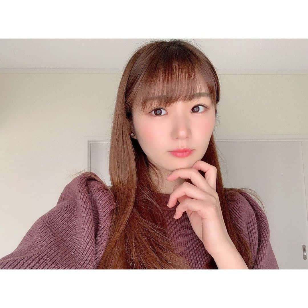 長谷川かすみさんのインスタグラム写真 - (長谷川かすみInstagram)「最近購入したコスメの中で気に入ってるものを紹介💕  ＊CNPクッションファンデ 地肌が綺麗になったと錯覚するほどツヤ肌になります！！ クッションファンデは、よれるイメージだったけど、こちらは平気です🙆‍♀️ CNPの美容液の成分も配合されているので肌にも良いとお姉さんは言ってました🤲  ＊G9skinホイッピングクリーム ふわふわのクリームをつけるとトーンが上がって明るく見えます。 つけ心地もベタベタした感じもせず良い感じ。 首にも塗ってます🙋‍♀️  ＊THE SAEM エコソウルスパークリングアイ ラメがしっかりしているものが欲しくて購入。ラメのサイズが大きすぎず小さすぎずで気に入っています！ 目の下に載せるとウルウル🥺になる…気がします！  アプリで撮った写真じゃ肌の感じ分からないと思うから、最後にインカメ通常カメラの写真載せておきます。  #韓国コスメ #オススメ韓国コスメ #cnp #cnplaboratory #クッションファンデ #g9skin #ホイッピングクリーム #美白下地 #thesaem #エコソウルスパークリングアイ #涙袋メイク」1月12日 13時42分 - hasegawa_kasumi