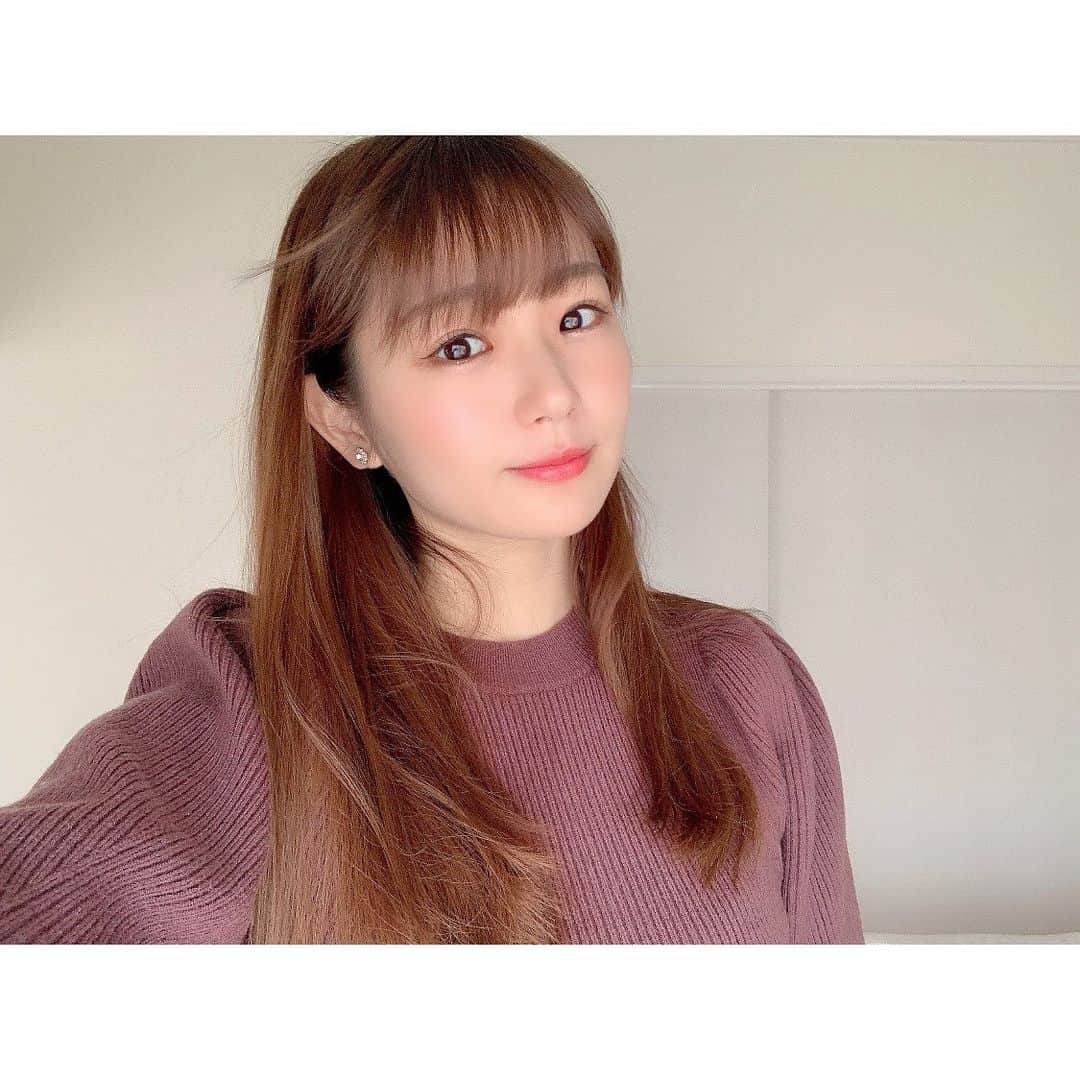 長谷川かすみさんのインスタグラム写真 - (長谷川かすみInstagram)「最近購入したコスメの中で気に入ってるものを紹介💕  ＊CNPクッションファンデ 地肌が綺麗になったと錯覚するほどツヤ肌になります！！ クッションファンデは、よれるイメージだったけど、こちらは平気です🙆‍♀️ CNPの美容液の成分も配合されているので肌にも良いとお姉さんは言ってました🤲  ＊G9skinホイッピングクリーム ふわふわのクリームをつけるとトーンが上がって明るく見えます。 つけ心地もベタベタした感じもせず良い感じ。 首にも塗ってます🙋‍♀️  ＊THE SAEM エコソウルスパークリングアイ ラメがしっかりしているものが欲しくて購入。ラメのサイズが大きすぎず小さすぎずで気に入っています！ 目の下に載せるとウルウル🥺になる…気がします！  アプリで撮った写真じゃ肌の感じ分からないと思うから、最後にインカメ通常カメラの写真載せておきます。  #韓国コスメ #オススメ韓国コスメ #cnp #cnplaboratory #クッションファンデ #g9skin #ホイッピングクリーム #美白下地 #thesaem #エコソウルスパークリングアイ #涙袋メイク」1月12日 13時42分 - hasegawa_kasumi