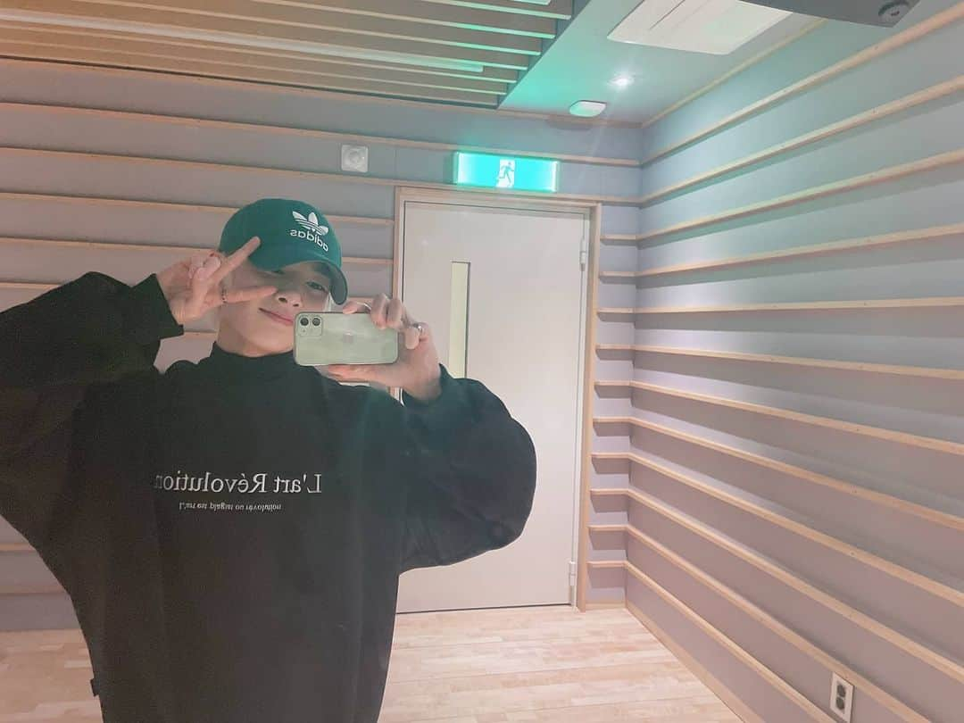 Stray Kidsさんのインスタグラム写真 - (Stray KidsInstagram)「빠방🍞 #StrayKids#STAY#OOTD#IN스타그램#🦊」1月12日 13時46分 - realstraykids