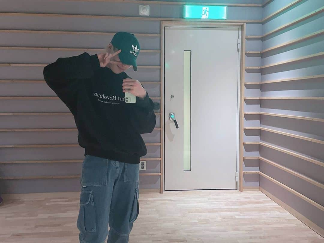 Stray Kidsさんのインスタグラム写真 - (Stray KidsInstagram)「빠방🍞 #StrayKids#STAY#OOTD#IN스타그램#🦊」1月12日 13時46分 - realstraykids