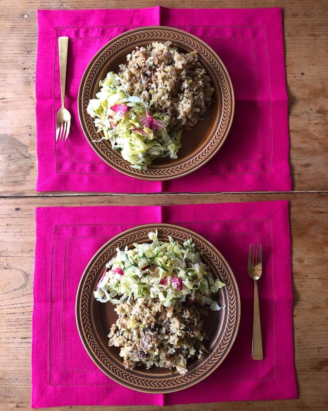 黄川田としえさんのインスタグラム写真 - (黄川田としえInstagram)「『セロリと豚肉の炒飯』  台湾の大根のお漬物を刻んで、 セロリ（葉ごと）も刻んで、 にんにくと生姜はみじん切り。 オリーブオイルでそれらを炒め、豚肉も入れて、豚肉に火が入ったらキッチンばさみでチョキチョキ刻む。（お肉をまな板で切る手間を省いた）  温かいご飯を入れて炒め合わせ、 火を止めてから醤油麹で味を整えて胡麻油少しで香り付け。  サラダはレタスを太めの千切り、青じそ、赤大根。 オリーブオイルで全体を和えてから、塩とホワイトペッパー、レモンをぎゅっとして。  ランチも野菜をたっぷり食べたくてあるものとりあえず刻んで大盛りに。半分くらいは一番初めに食べます。  #ベシファースト#糖の吸収をおだやかに #太りにくい体作り#基礎代謝アップ  #tottogohan  #tottoご飯レパートリー #炒飯 #tottoranteテーブルクロス  #tottoranteランチョンマット#フューシャピンク  @tottorante」1月12日 13時46分 - tottokikawada