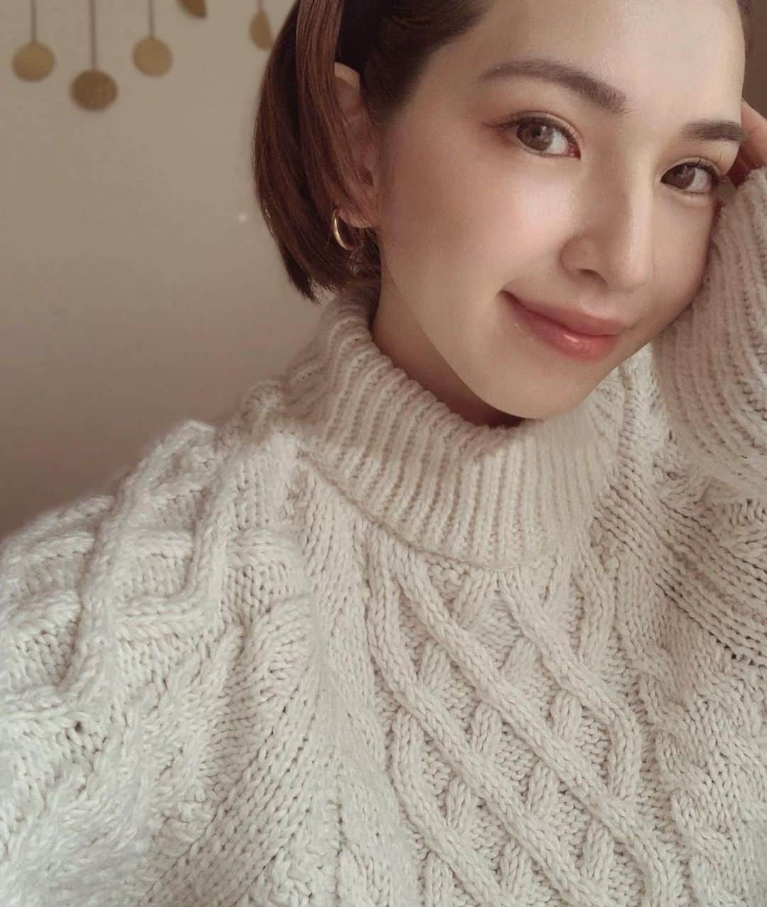 来夏のインスタグラム：「#❄️ みぞれが降りはじめたー！ 今夜は雪かな〜☃️  おでこが広がり 生え際気になる30代。 顔がぱんぱんに悩んだ20代前半、 今はハリがほしかったり笑 その歳その歳の悩みは尽きないね〜🤷🏽‍♀️ ま、いっか も増えたけど🥴  友達と美容の話してる時間が すこぶるわくわくするこの頃です👸🏽  #2021 #winter #女の子ママ」