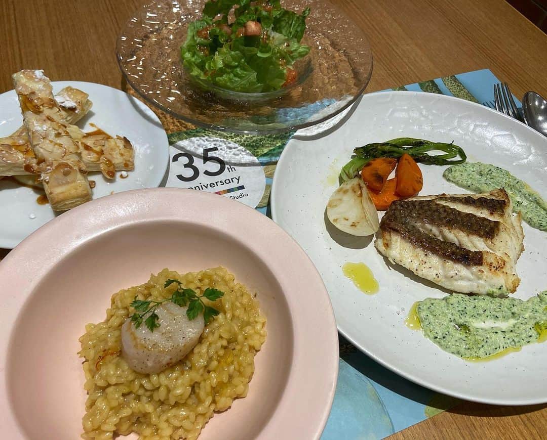 北山美奈さんのインスタグラム写真 - (北山美奈Instagram)「ダイエットしてない系女子🦭🦭 料理教室編。 今回のメニュー全部美味しかった😉 家で鯛買うことあるかなぁ笑　このソース良かった🤩普通はパセリで作るらしいがブロッコリー🥦で作った。パセリで作ってみたい🌱 毎回盛り付け楽しい🧸🍽  #料理教室#真鯛のポワレ #サルサヴェルデ #ホタテのサフランリゾット #トマトドレッシングサラダ #塩キャラメルミルフィーユ #abcクッキング」1月12日 13時51分 - rin_minakitayama