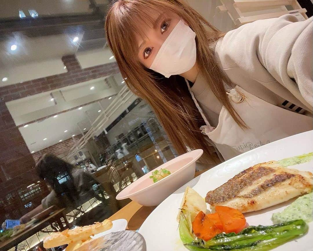 北山美奈さんのインスタグラム写真 - (北山美奈Instagram)「ダイエットしてない系女子🦭🦭 料理教室編。 今回のメニュー全部美味しかった😉 家で鯛買うことあるかなぁ笑　このソース良かった🤩普通はパセリで作るらしいがブロッコリー🥦で作った。パセリで作ってみたい🌱 毎回盛り付け楽しい🧸🍽  #料理教室#真鯛のポワレ #サルサヴェルデ #ホタテのサフランリゾット #トマトドレッシングサラダ #塩キャラメルミルフィーユ #abcクッキング」1月12日 13時51分 - rin_minakitayama