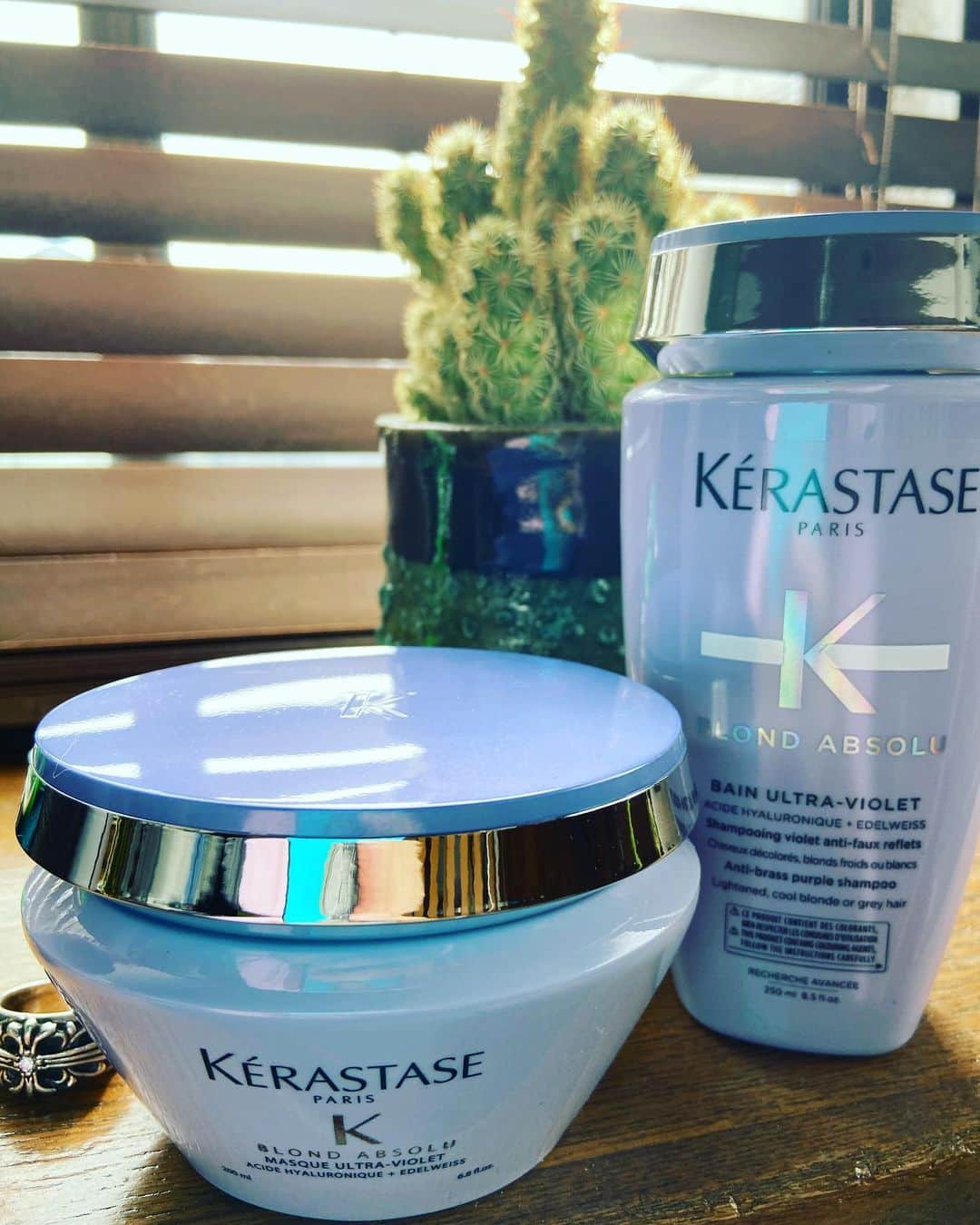 のインスタグラム：「僕の髪を青くキープしてくれる毎日のケアは、 基本、 「ケラスターゼ」🧴 @kerastase_official  @kakimotoarms_official  @kakimotoarms_aoyama_official  他のブルーシャンプーも使っているけど、 さすがケラスターゼは、 格段に違う…👱🏽‍♂️💯💯💯🙆🏼‍♂️  #tokyo #japan #fashion #beauty #lifestyle #美容 #メンズビューティー #美容男子 #メンズコスメ #美容室 #ヘアケア #ケラスターゼ #kakimotoarms #カキモトアームズ #東京 #bluehair #ブルーヘアー」