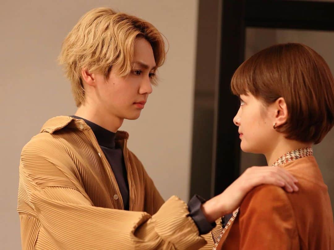 「年の差婚」ドラマイズム【公式】のインスタグラム：「.  ／ #年の差婚 💗放送まで 沢山投稿しますよ〜💭♡ ＼  ３話の... 「俺じゃダメ？」には  #ショーンキュン  しまくりでしたよね...😣😣💘⚡️  こんな表情で見つめるのは、 ズルすぎる❕  今日はもの凄く寒いですが、 今のうちに３話 #おかわりショーン  してホッコリくださいね..🥺🥺❄️☟ https://tver.jp/corner/f0064946  さりげなくTwitterには別の写真を🤳 https://twitter.com/toshinosakon/status/1348855306923593728?s=21  本日深夜⚡️ MBS25:14〜 TBS 25:43〜  #葵わかな #竹財輝之助 #松本若菜 #小野寺晃良 #吉野北人 #河井青葉 #徳井優 #吹越満 #原因は自分にある。#hankun #ドラマイズム #ランペ #therampage #ショーンキュン」