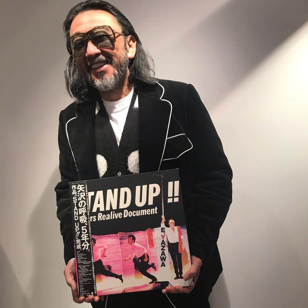 大久保篤志のインスタグラム：「#今日の１枚 #矢沢永吉 #standup  #今日のコーディネート #corduroysuit #stole #thestylistjapan  #tshirt #commedesgarconsshirt  #mohaircardigan #supreme  #eyeglasses #tomford  #boots #alden  #mensfashion  #vinylcollection」