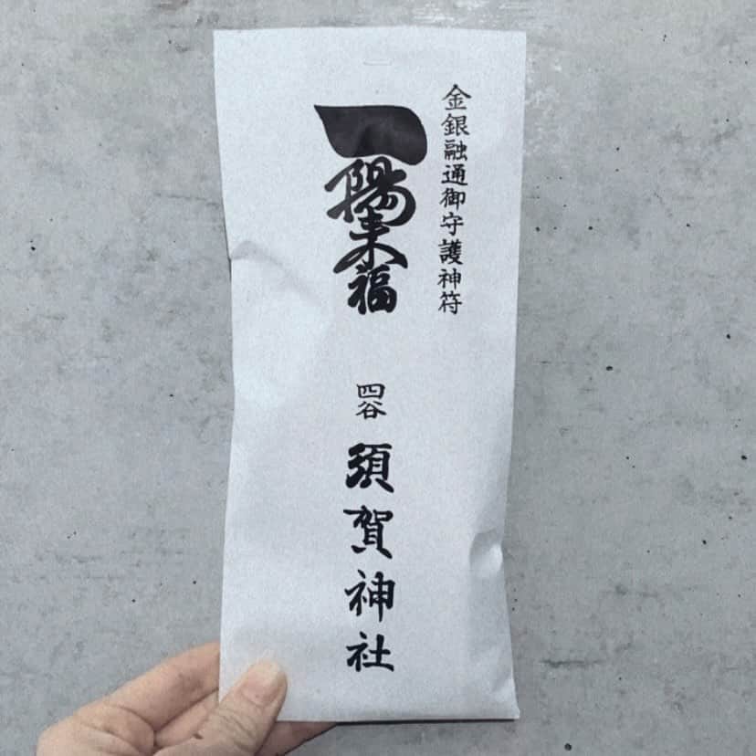 岸本佳子さんのインスタグラム写真 - (岸本佳子Instagram)「Japanese lucky charm ⛩ #須賀神社  節分の日に決まった方角の壁に貼り付けるねんて、これ。」1月12日 14時02分 - yoshico_kishimoto