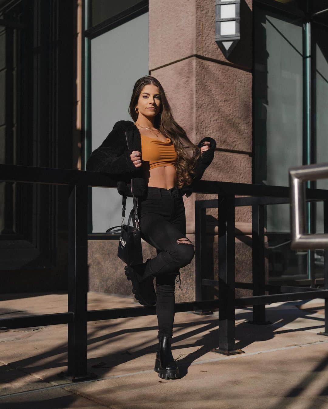 Paige Reillyのインスタグラム：「*gets matcha to use as a photo prop 🍵*⁣ ⁣ Thankful for the amazing @balanceathletica team for not only creating clothes that make me feel like I can take on the world, but for also making me look way cooler in photos than I am in real life 😂⁣ ⁣ The Atmos collection will be launching Jan 25th (!!!!) Stay tuned for a YouTube try on haul & also my normal pre-launch question box 🤍✨」