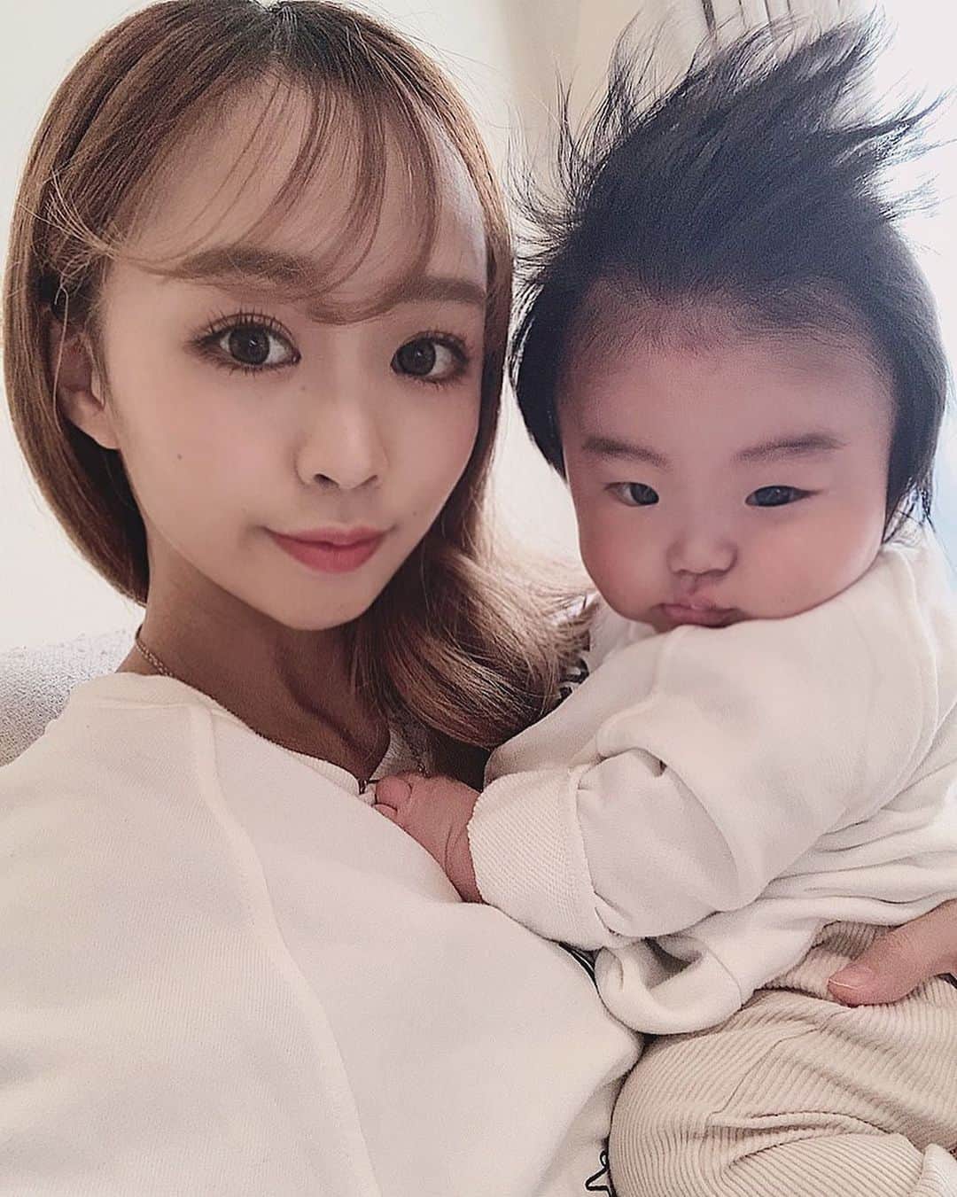 さっぴちゃんのインスタグラム：「... . ここ最近は、寝返りがやーっと できるようになったり、背ばいでマットの上を 凄い距離移動したり、首も座って離乳食を 食べはじめたりと色んなことが進んできました♡ . 起きてる時間も長くなって色々と刺激があるからか 今まではまとまって寝てくれてたけど遂に 夜泣きが始まったがっくん👶🏼𓂃𓈒𓏸 . 一昨日の夜は3時〜朝まで泣いてたから 私も全然眠れず、昨日は永遠にダラダラして ご飯はデリバリーして手抜きし放題😂(笑) . そんな日もある𓂂そんな日も大事さ( °∀°) たくちゃんダラダラさせてくれてありがとう👨🏽♡ . あかりの夜泣きが本当に長かったから がっくんの夜泣きは短期間であっさり 終わるといいなと願うばかり...🐏🐏🐏𓂂𓇬 . DM新たに昨日少しお返事してあります✉️♡ . イヤイヤ期と戦うママさんと励まし合えて 本当にいつもありがたい𓂂 助かってます😭❤︎ . . ………………………………(♡)……………………………… .」