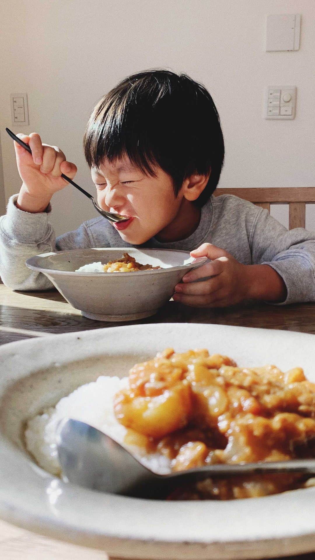 宇藤えみのインスタグラム：「絵本ごはん 『ライオンさんカレー』 少し鍋触っちゃって熱っ！！ってなっても最後までつくったよ。 少し前まではつまみ食いしてダチョウ倶楽部みたいに熱っ！！！ってなって泣いてたけど、上手につまみ食いできるようになったよ✌︎w  #絵本ごはん#親子ごはん#成長記録」