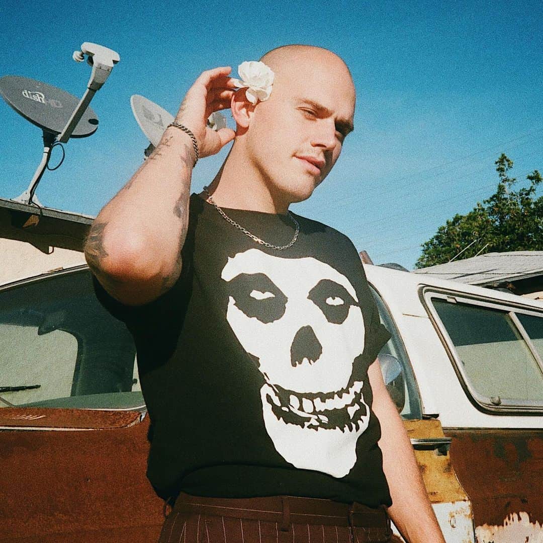 ブランドン・シェイアのインスタグラム：「69 days sober & happy 😊」