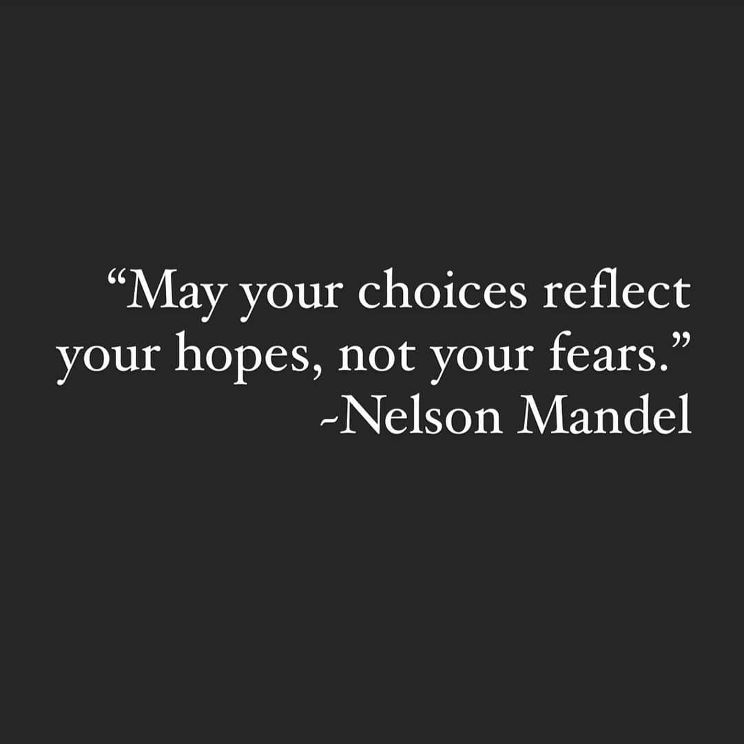 ヒラリー・スワンクのインスタグラム：「This 🙌🏽✨ And yes, it’s Nelson Mandela, the quote got cut by the pic. 😬 but it’s like writing Buddh, you get it. 😉 #MissionMonday #WhatsYourMissionStatement? #MakeAChoice #MakeItHappen」