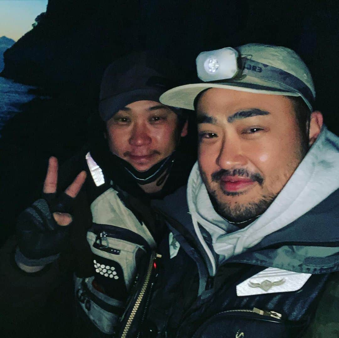 チャヨプのインスタグラム：「✔️ 어 미안해 형 내가 형 수염 꼭 짜를수 있도록  해주고싶었는데..  그래도 사나이들끼리 약속은  지켜야 하잖아.. 무늬오징어는 이제 포기하고  3짜는 사나이가슴을 울리지못해 뱅에돔 5짜잡으면 면도하자😂 그래도 형 수염 귀여워 -ㅅ-  ㅋㅋㅋㅋㅋㅋ너무웃겨 사실 ㅋㅋㅋㅋ #잡을때까지수염기르기 #하영횟집 *사진찍을때만 마스크 잠깐 내렸어요 *사람없고사람없는데만찾아서갔어요」