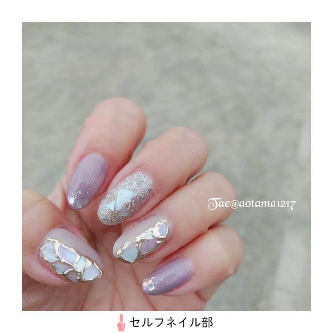 セルフネイル部 公式アカウントのインスタグラム：「(@aotama1217)さんの、﻿ 「シェルタイルネイル」を紹介します💅﻿ ﻿ ○howto﻿ 人差し指、小指→セリアのニュアンスグレーにMOMOグリッターコットンキャンディを爪先に﻿ 親指、薬指→MOMOジェル17にシェルを半分乗せて周りをミラーで囲む﻿ 中指→agehaジェル416にシェルを乗せる﻿ ﻿ ○point﻿ 全体のトーンを合わせるようにシェルの色を選びました❣️﻿ ﻿ ○セルフネイル部プロデューサー高橋からのコメント📝デザインがおしゃれにまとまっていますね🐚カラーの組み合わせがまた素敵！🥰﻿ ﻿ #ネイル#ジェルネイル#ジェル#セルフネイル#セルフネイル部#フラワーネイル#セルフジェル#マニキュア#ポリッシュ#秋ネイル#セルフジェルネイル部#ほぼ100均ネイル#ネイルシール#100均ネイル#美甲#셀프네일#ポリッシュネイル#冬ネイル﻿ #nail#polish#selfnail#nailpolish#nails#japannail#nailart#instanail」