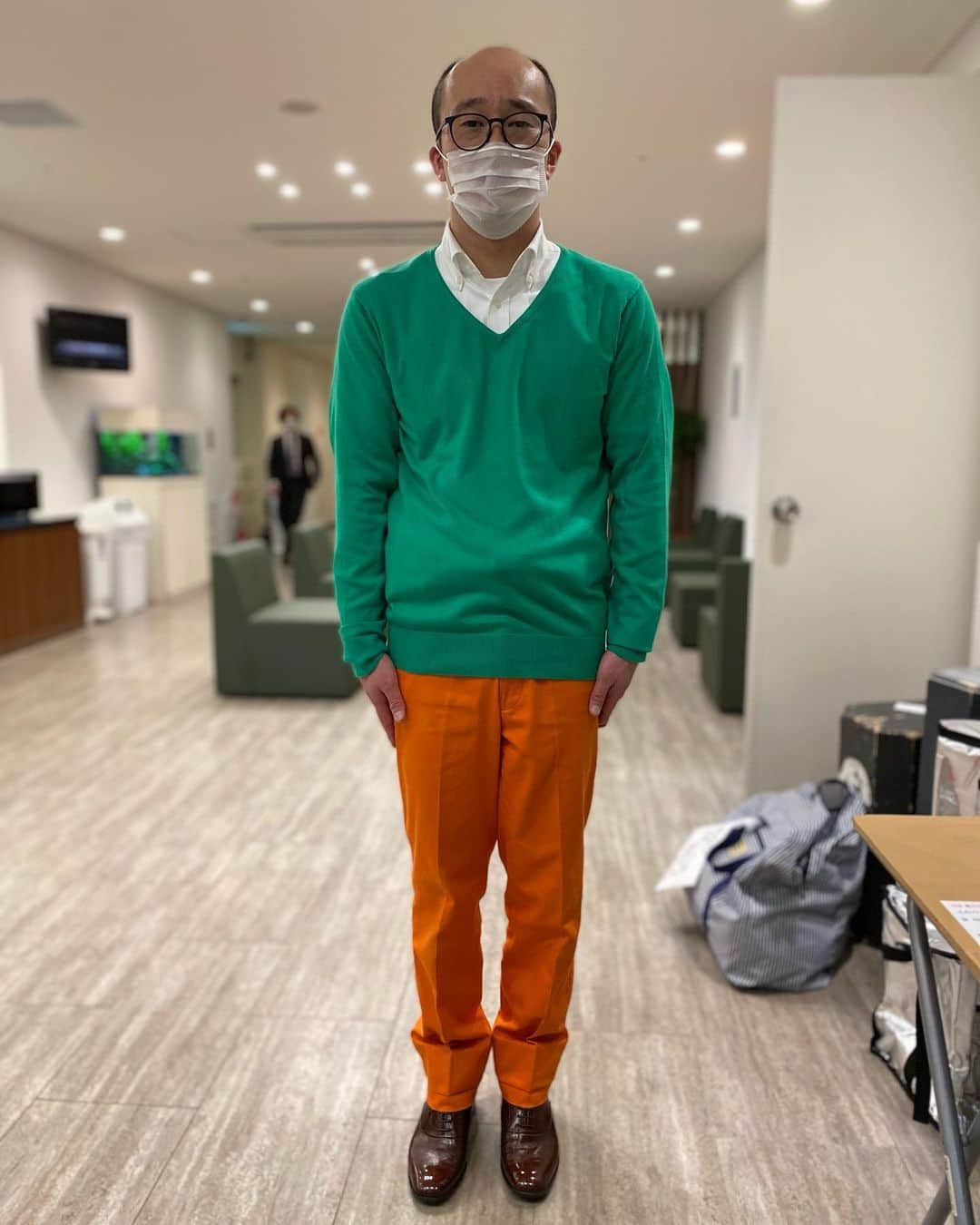 吉本新喜劇のインスタグラム：「にんじんのような色合いのもりすけさんを激写🥕ポートレートで撮影したせいで、浮遊してるようにみえる‥‥ #吉本新喜劇 #もりすけ #なんばグランド花月 #見に来てね」