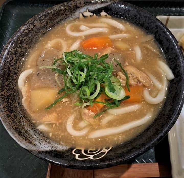 はなまるうどんのインスタグラム：「／ #具たくさん豚汁うどん 販売終了間近🚀 ＼ 一段と寒さが厳しくなってきましたね😭 こんな日は食べ応えバツグンの豚汁 #うどん がオススメです🌷 ぜひ今日のご飯にいかがですか😊 温まりますよ～🎶  ※北国限定メニュー販売店舗及び一部店舗を除きます  #豚汁 #野菜 #あったかい #はなまる」