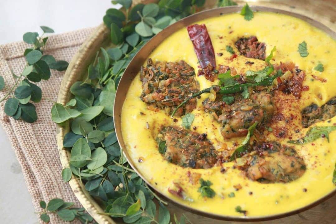 Archana's Kitchenさんのインスタグラム写真 - (Archana's KitchenInstagram)「#WinterRecipes  The Moringa Kadhi Pakora is a comforting spicy yogurt based curry cooked with gram flour fitters along with drumstick leaves and tempered with cumin seeds and green chilli. You can serve it along with Green Moong Dal Khichdi for a delicious lunch or dinner. Get the recipe from the smart.bio link in my profile @archanaskitchen  . . . . . #recipes #easyrecipes #kadhi #kadhirecipes #punjabikadhi #Indianlunch #indiandinner #archanaskitchen #healthyeating #highprotein #breakfastclub #homemadefood #eatfit #cooking #food #healthyrecipes #foodphotography #recipeoftheday #comfortfood #deliciousfood #delicious #instayum」1月12日 14時30分 - archanaskitchen