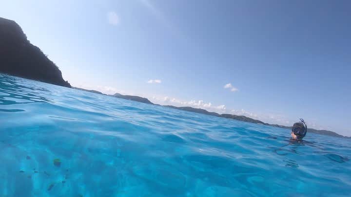 のインスタグラム：「【慶良間】 I miss Kerama blue.... Wanna back to here....  ほんま、透明で、深い青で、また行きたいなぁ。  #keramaislands #keramablue #okinawa #tokashiki #zamami #慶良間ブルー #慶良間諸島 #渡嘉敷島 #座間味島 #シュノーケリング #沖縄 #gotoトラベル #japan #潜りたい」