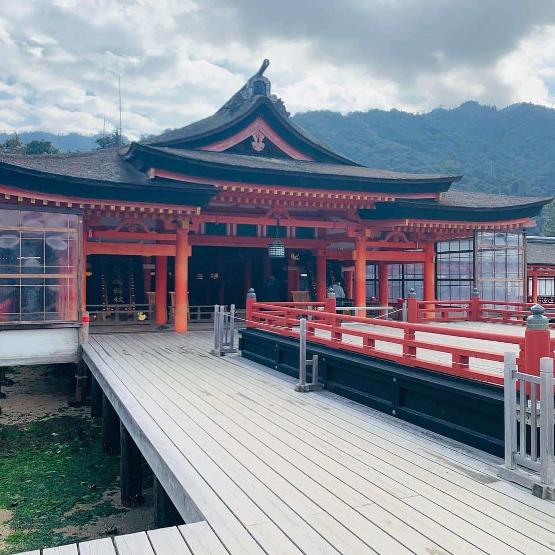 佐伯三貴のインスタグラム：「初詣⛩に宮島は初めて😊  木戸ちゃんのリクエストです❤️  地元住民はこんな事がないと行かないから逆に木戸ちゃんに感謝🥰🤲  素敵な一年の始まり💜」