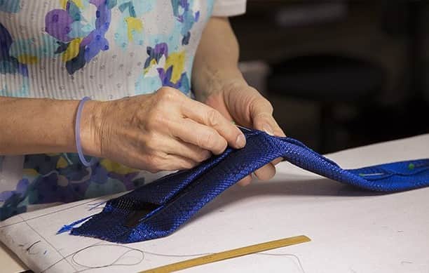 Factelier(ファクトリエ)さんのインスタグラム写真 - (Factelier(ファクトリエ)Instagram)「【胸元を飾るネクタイは他にはない一本を】  糸づくりから染め・手織り・完成まで 職人による「ハンドメイド」にこだわって 作ったネクタイです。  手がけるのは、日本最大級の絹織物産地である 京都・丹後に工房を持つKUSKA(クスカ)。 高い技術を必要とする特殊な織り技法のため 職人が一日に織れる量はわずかネクタイ2～3本分。  空気を含ませながらゆっくりと織り込んでいます ので、ふっくらとした生地感が特徴です。  立体感と上品な光沢で、凛とした印象を与えてくれます。  身につけることで気の引き締まるような、特別な 一本になりましたら嬉しく思います。 . . ー語れるもので日々を豊かにー ファクトリエはメイドインジャパンの工場直結ファッションブランドです。 職人の情熱と最高の技術がつまった、人に語りたくなるものを長く大切に使ってもらいたい、そんな想いと共に語れる本物をお届けします。  ⇓アカウントはこちら⇓ @factelier . . #ファクトリエ #factelier #メイドインジャパン #日本製 #ベーシック #ベーシックコーデ #シンプルファッション #シンプルコーディネート #大人コーディネート #大人ファッション #ビジネススタイル #ビジネススーツ #ビジネスマン #スーツ #きれいめスタイル #シルク #handmade #ネクタイ #シルクネクタイ #silk #肌ざわり #tangoblue #necktie #手織り #プレゼントにおすすめ #手織りネクタイ #良いものを長く #クラフトマンシップ #語れるもので日々を豊かに」1月12日 15時00分 - factelier