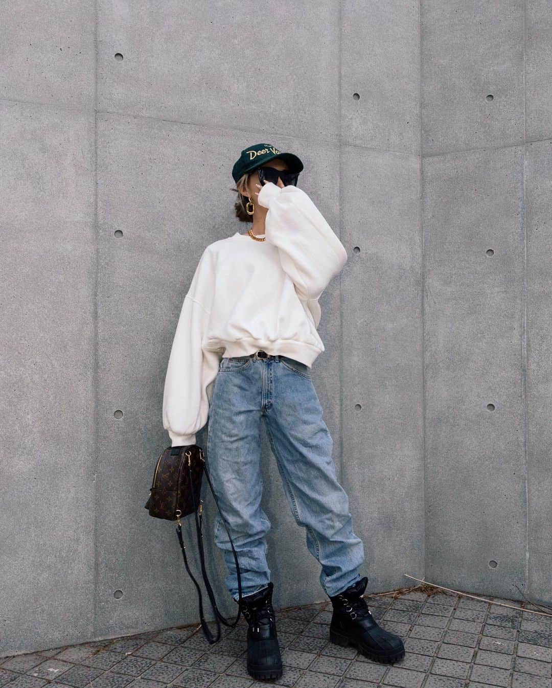 MARISのインスタグラム：「coat: @RalphLauren 🐎 Denim: @levis  Boots: @revolve  @revolve でアウターウェアがさらに20%OFFのセールはじまったよー🤍 セール期間: 2020年1月11日 1 am - 1月15日  4:59 pm  プロモーションコード：COZY20  #リボルブクロージング #revolve」